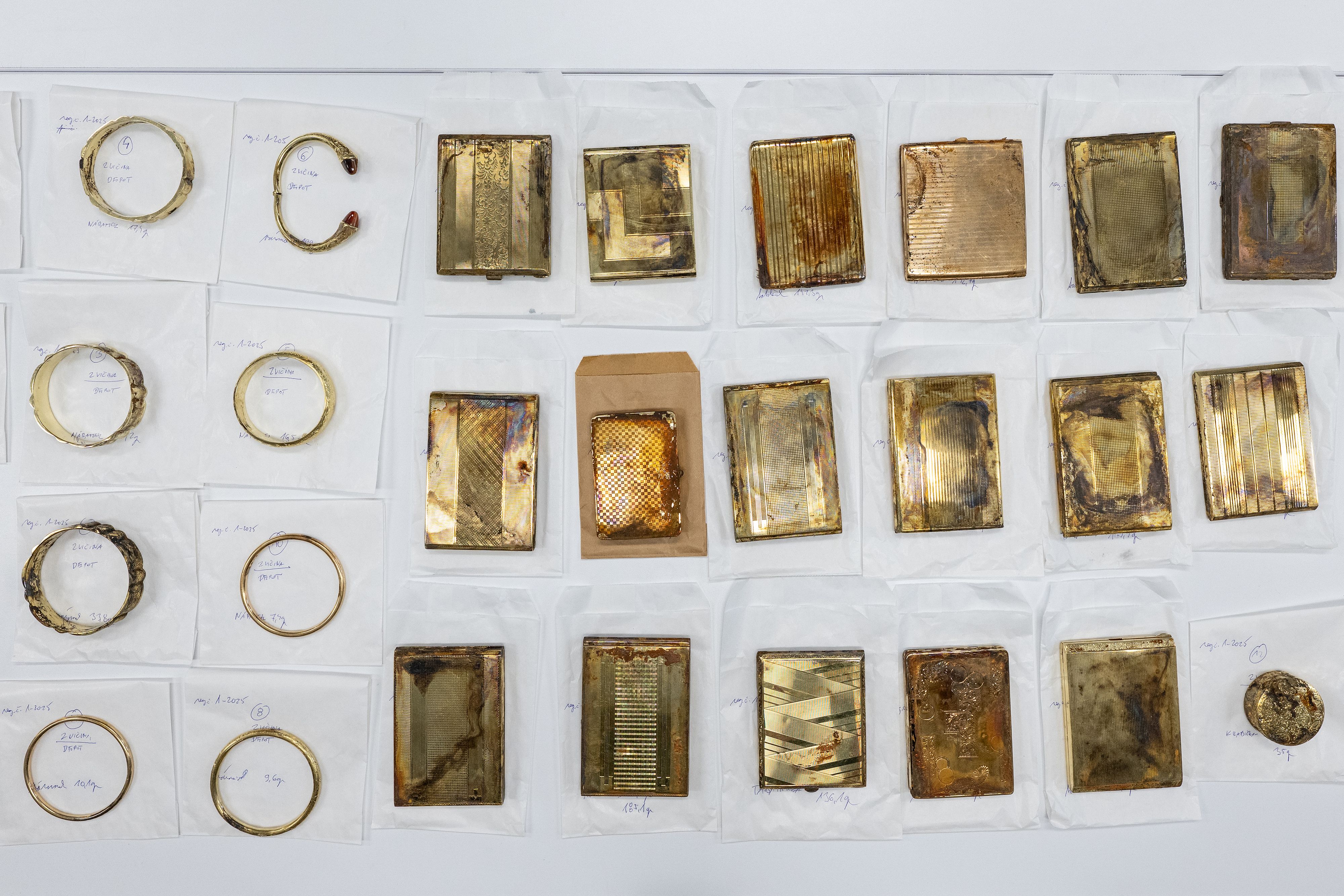 Wanderer entdeckten eine Kiste mit Goldschatz.