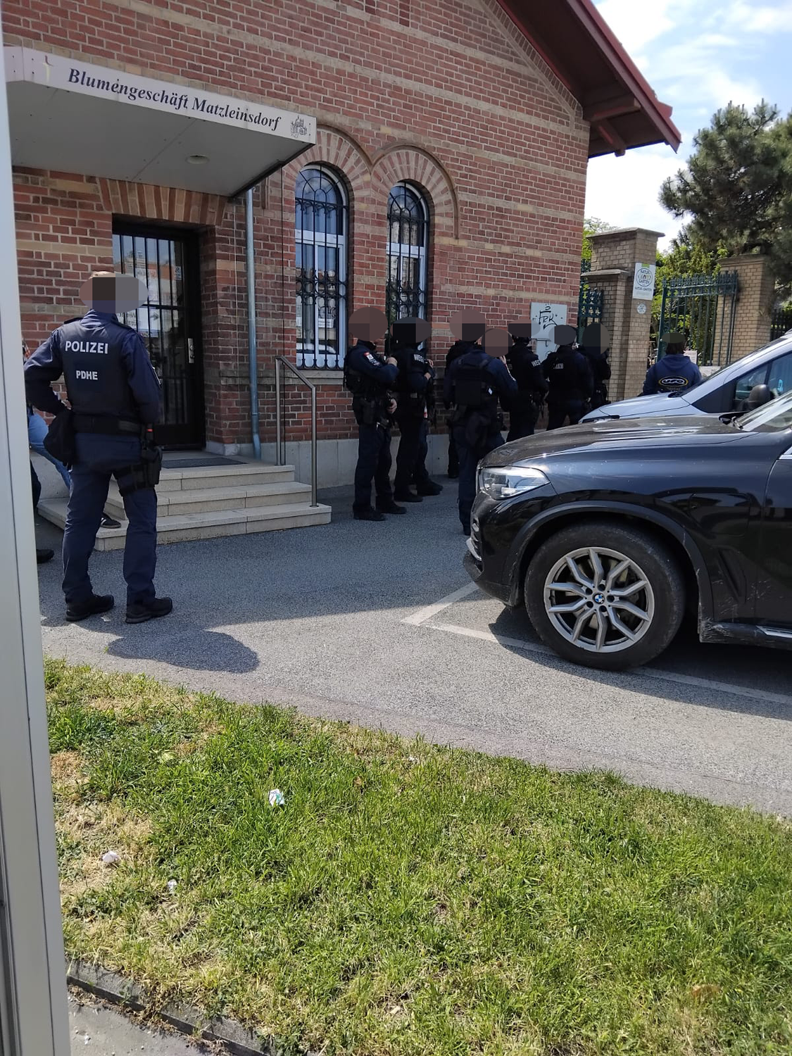 Die Einsatzkräfte positionieren sich vor dem Friedhof