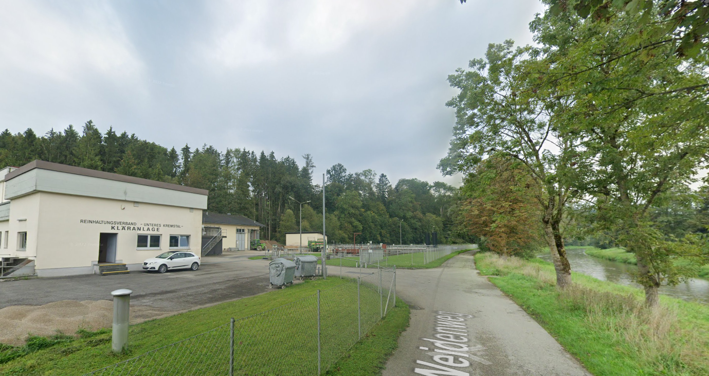 Der Zwölfjährige spazierte in Neuhofen (Bez. Linz-Land) am Weidenweg auf Höhe der Kläranlage.