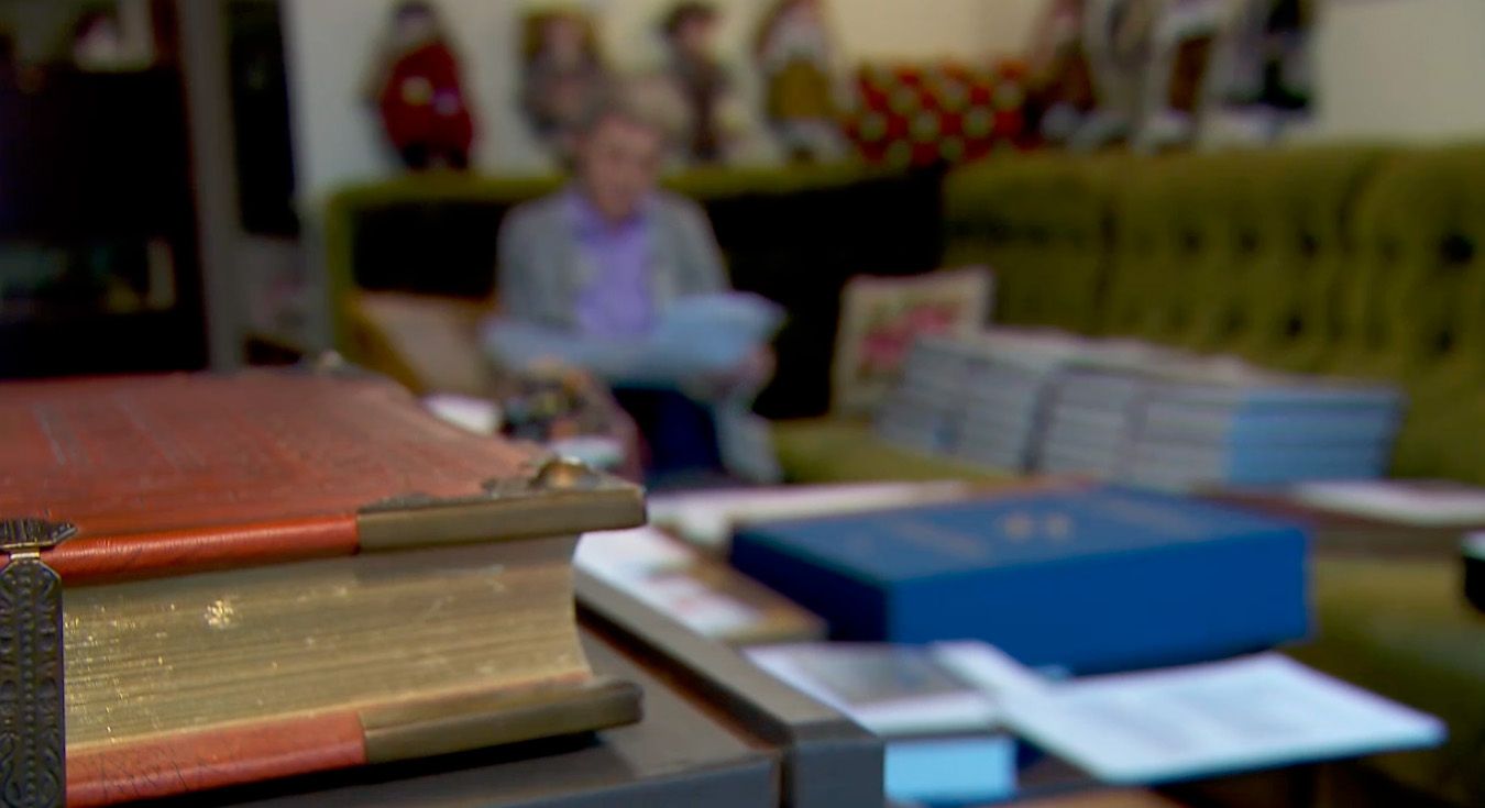 Frau B. in ihrem Bücherzimmer. Betrüger hatten ihr wertlose Faksimile angedreht, sie verlor ihr gesamtes Vermögen.