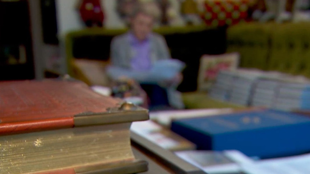 Frau B. in ihrem Bücherzimmer. Betrüger hatten ihr wertlose Faksimile angedreht, sie verlor ihr gesamtes Vermögen.