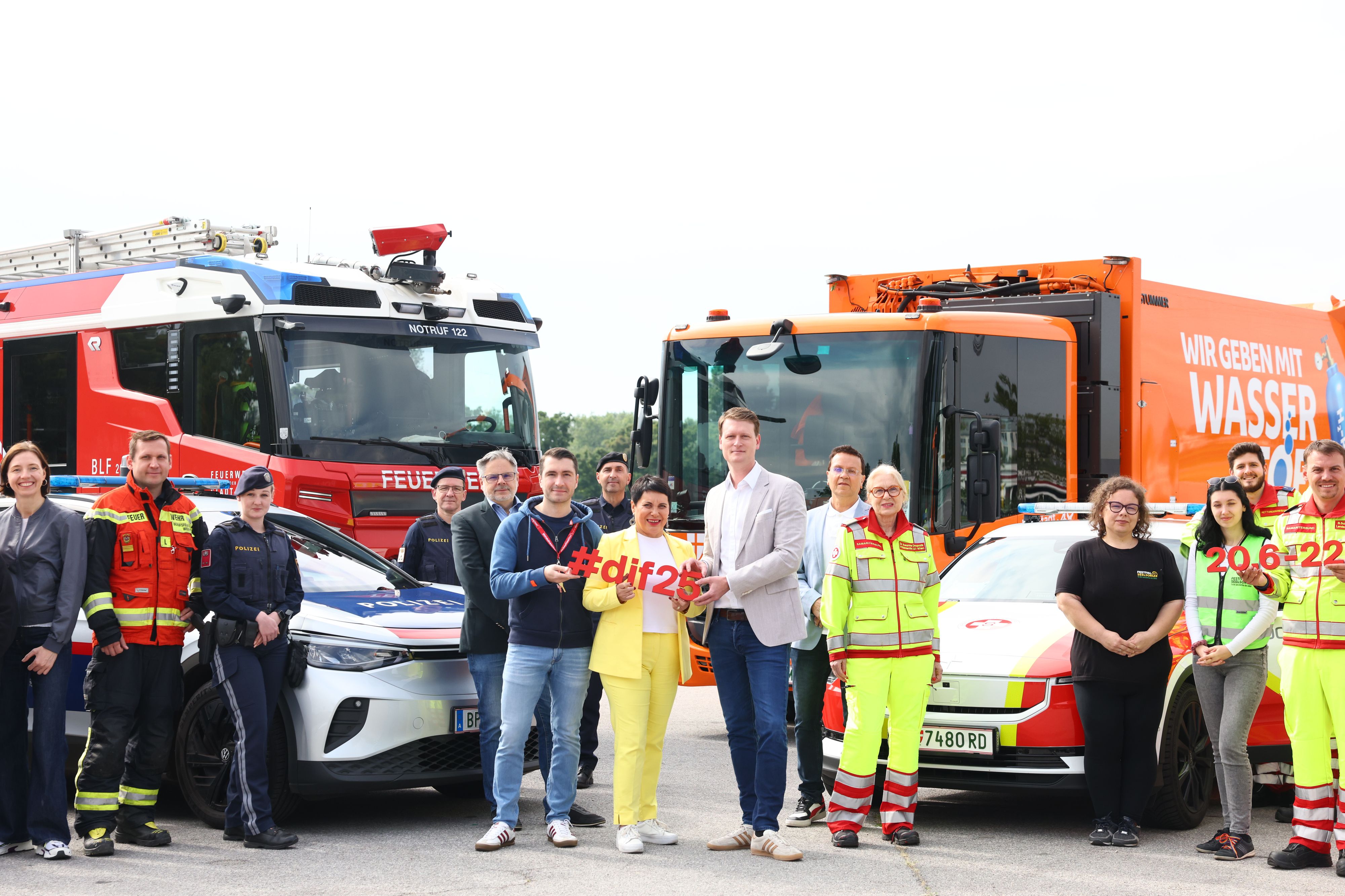 Die Aufbauarbeiten für das Donauinselfest 2025 sind in vollem Gange, mit dabei sind Susanne Schicker, Vorständin&nbsp; vom Verein Wiener Kulturservice, Matthias Friedrich, Geschäftsführer Pro Event Team für Wien und Projektleiter des Donauinselfests sowie zahlreiche Partner.