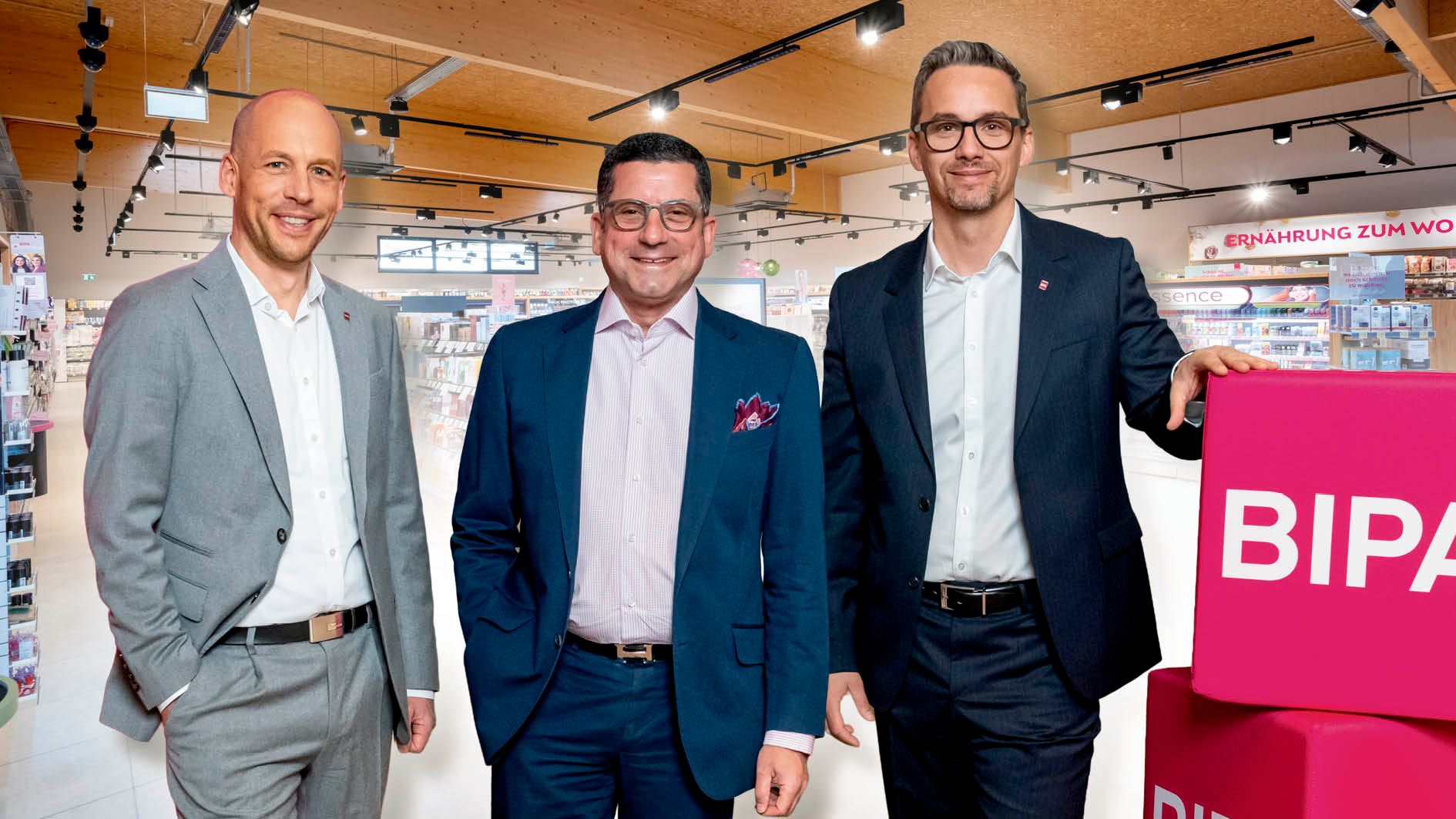 Preissenkung und Expansion (v.li.): Andreas Persigehl (Bipa), Marcel Haraszti (Vorstand Rewe International), Markus Geyer (Bipa)