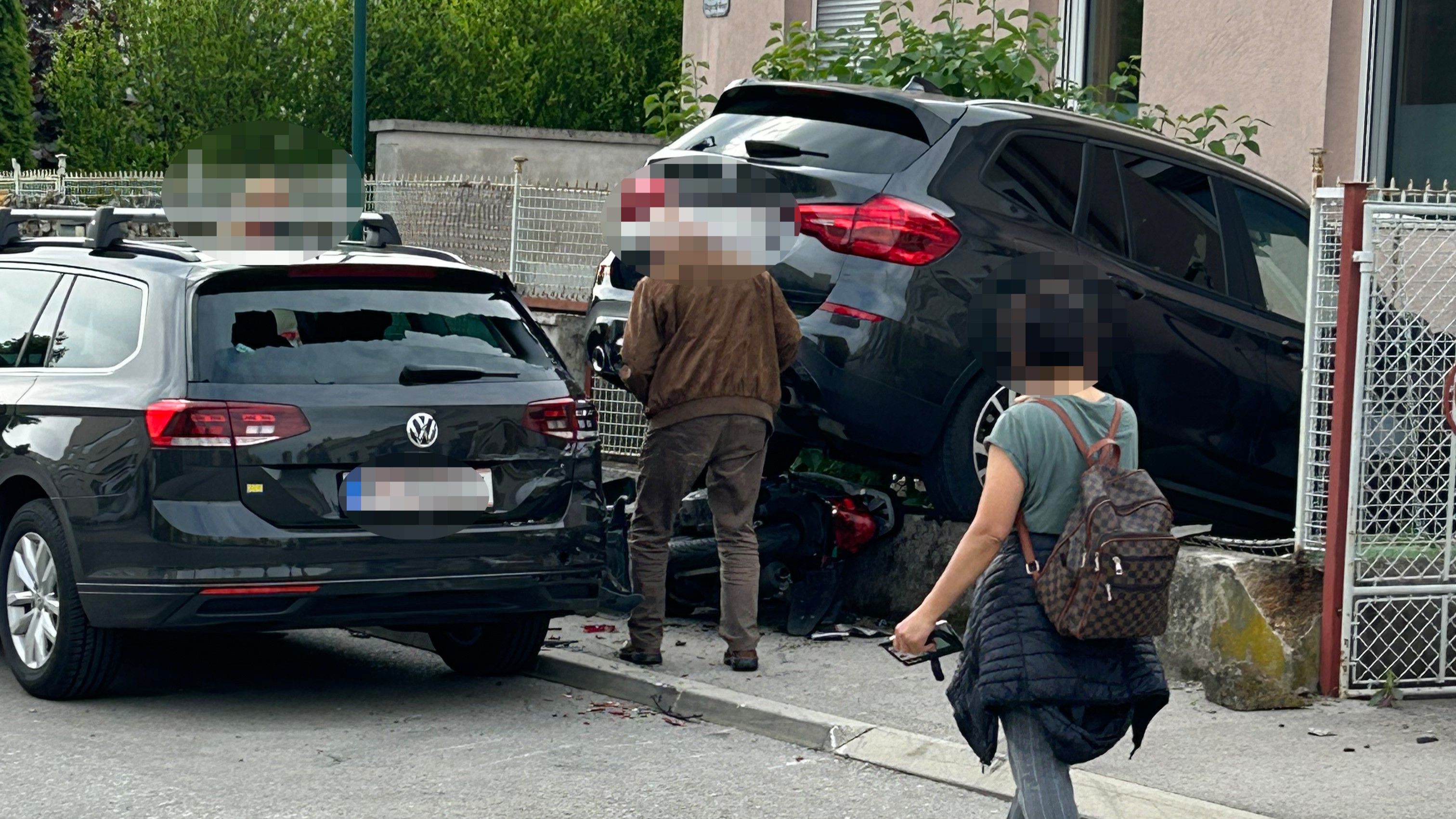 Der SUV krachte durch den Gartenzaun eines privaten Wohnhauses.
