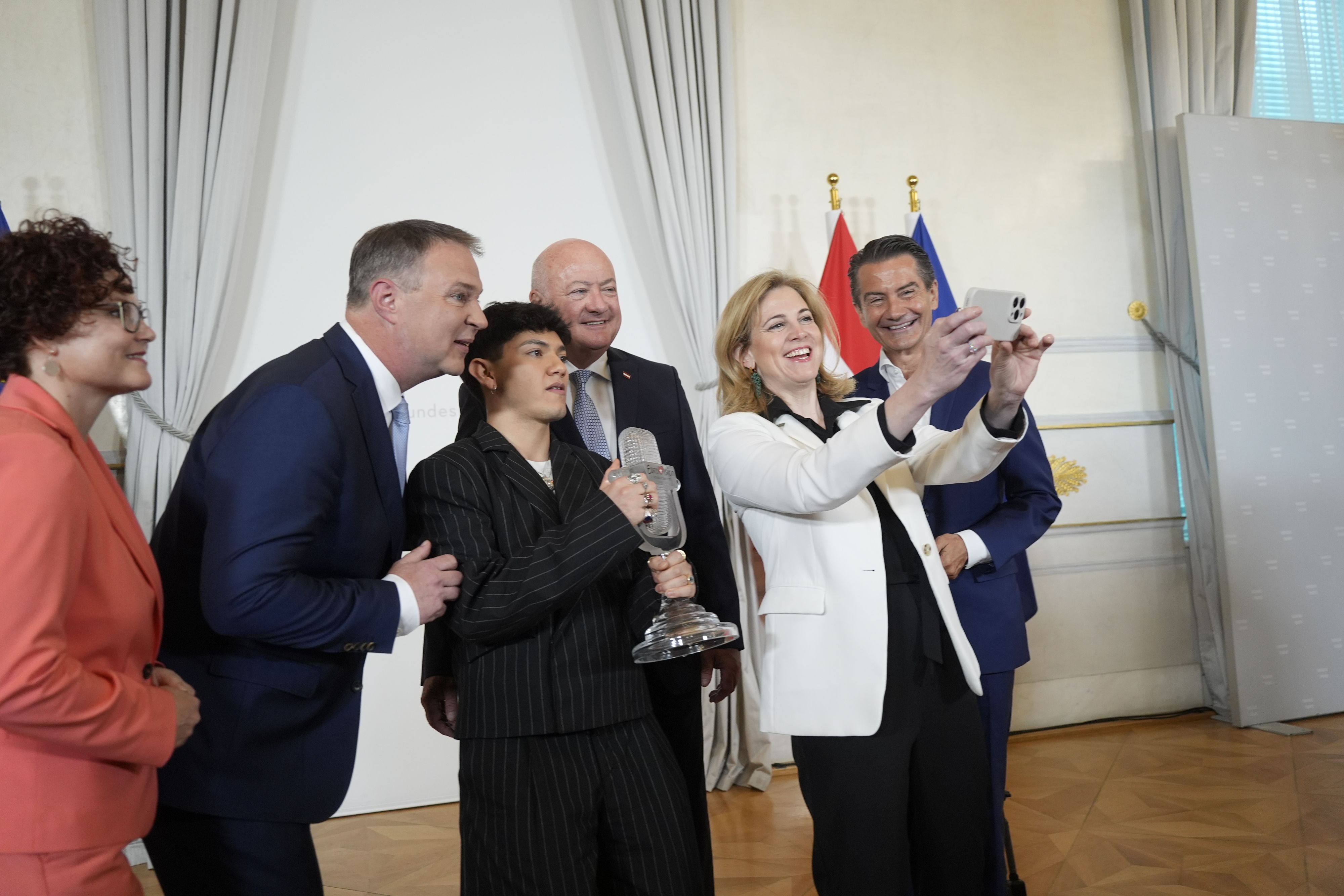 Selfie mit dem ESC-Sieger: ORF-General Roland Weißmann, Außenministerin Beate Meinl-Reisinger, Bundeskanzler Christian Stocker und Vizekanzler Andreas Babler.