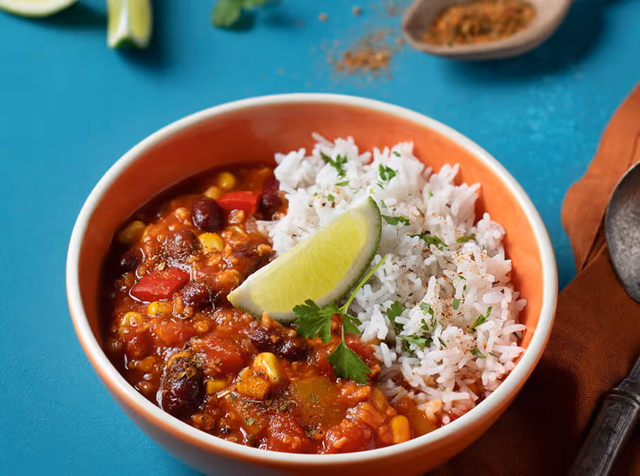 Unser Chili sin Carne mit Duftreis und Limette: sättigend, aromatisch und komplett fleischfrei.