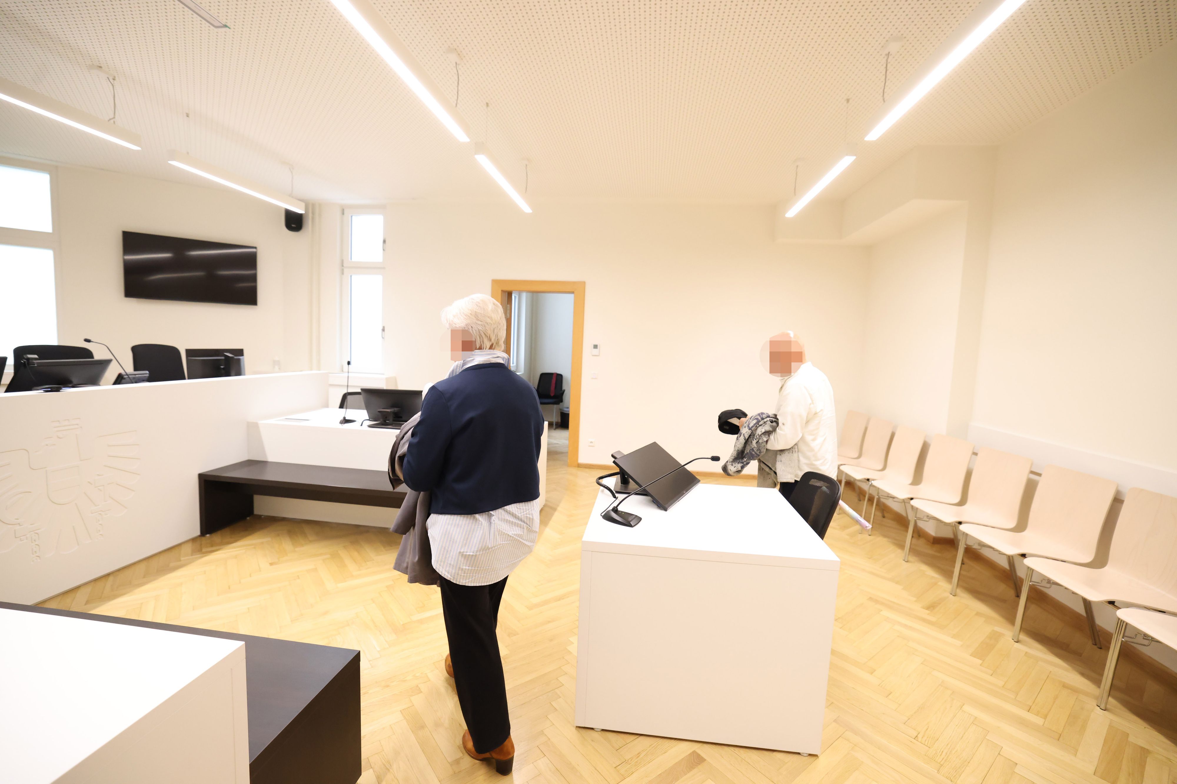 Zlatko und Milica K. (Namen geändert) beim Betreten des Gerichtssaals – der Nachbarschaftsstreit endete vor dem Strafrichter.