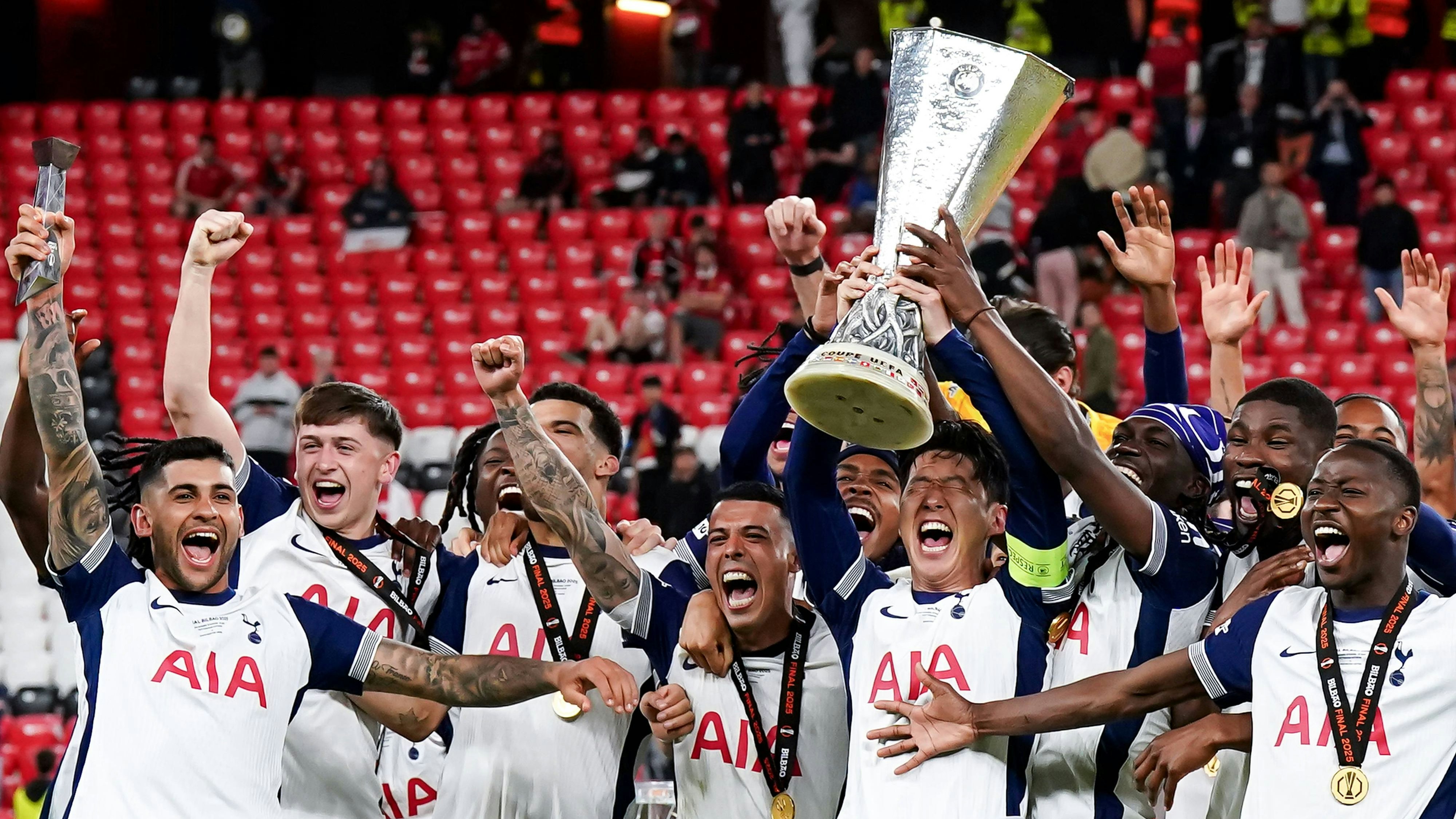 Danso jubelt mit den Spurs und Kapitän Son über den lange ersehnten Pokal.