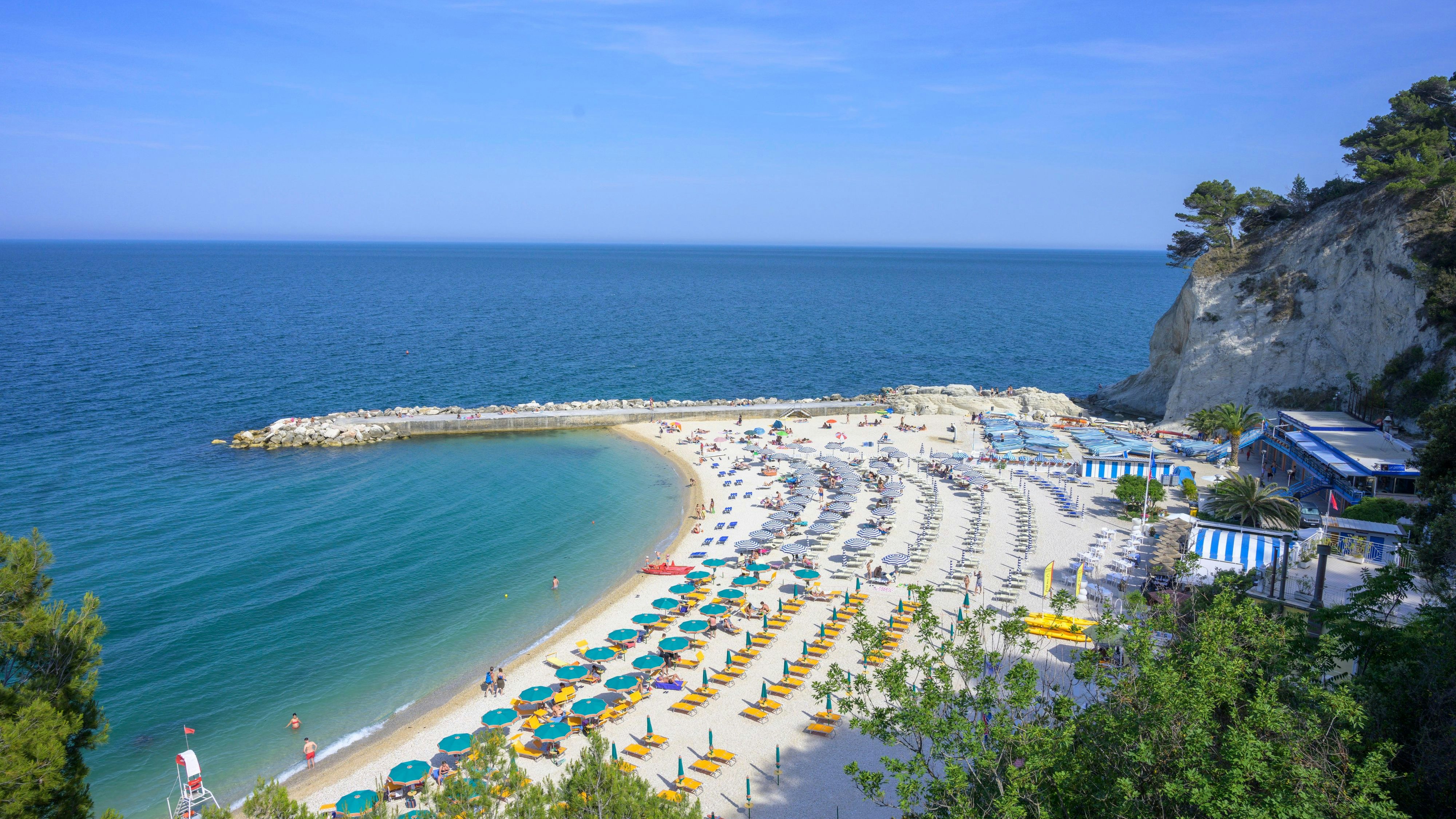 Download von www.picturedesk.com am 22.05.2025 (13:59).  Stadtstrand von Sirolo, Provinz Ancona, Italien, Europa - 20210609_PD14621 - Rechteinfo: Royalty Free (RF)