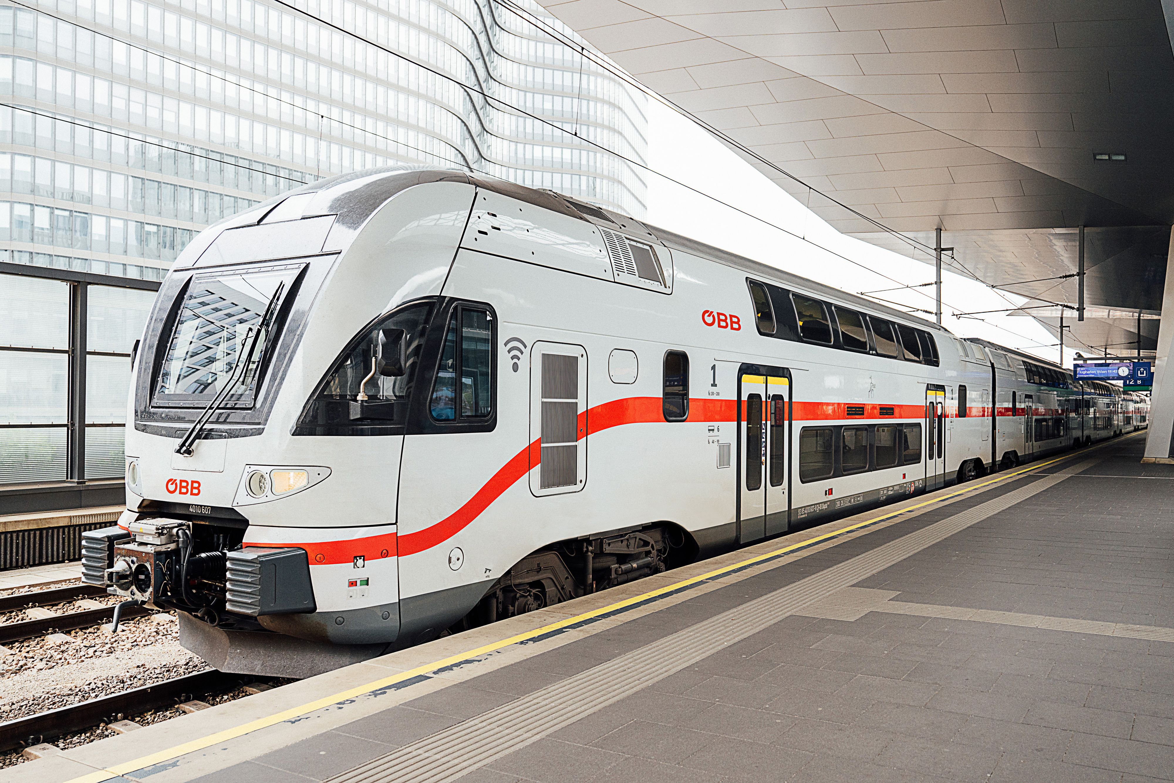 IC-Doppelstockzüge des Typs Stadler KISS 200 von der Deutschen Bahn