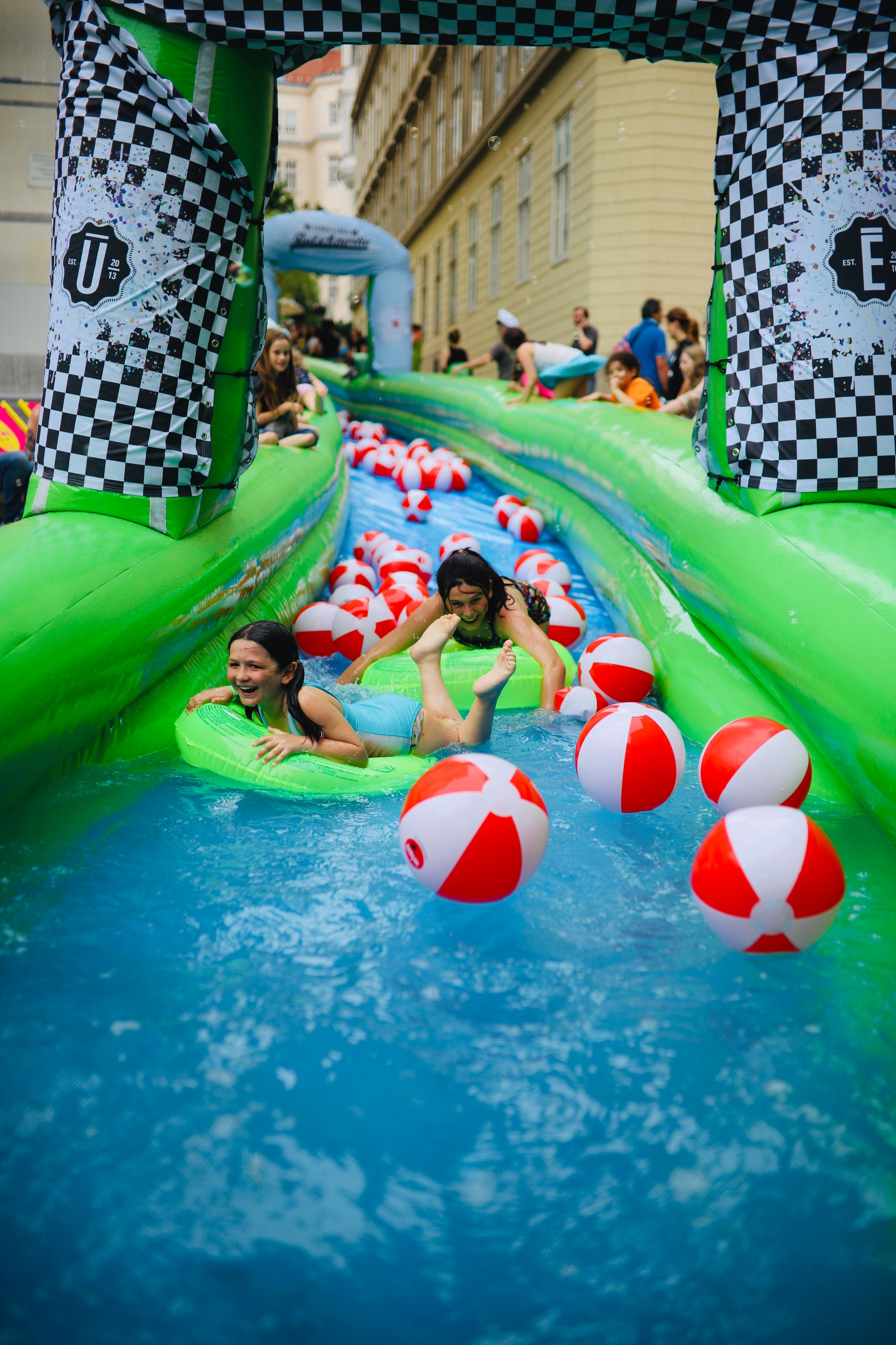Am Freitag (10 bis 14 Uhr) ist die Wasserrutsche für Schulkinder reserviert.