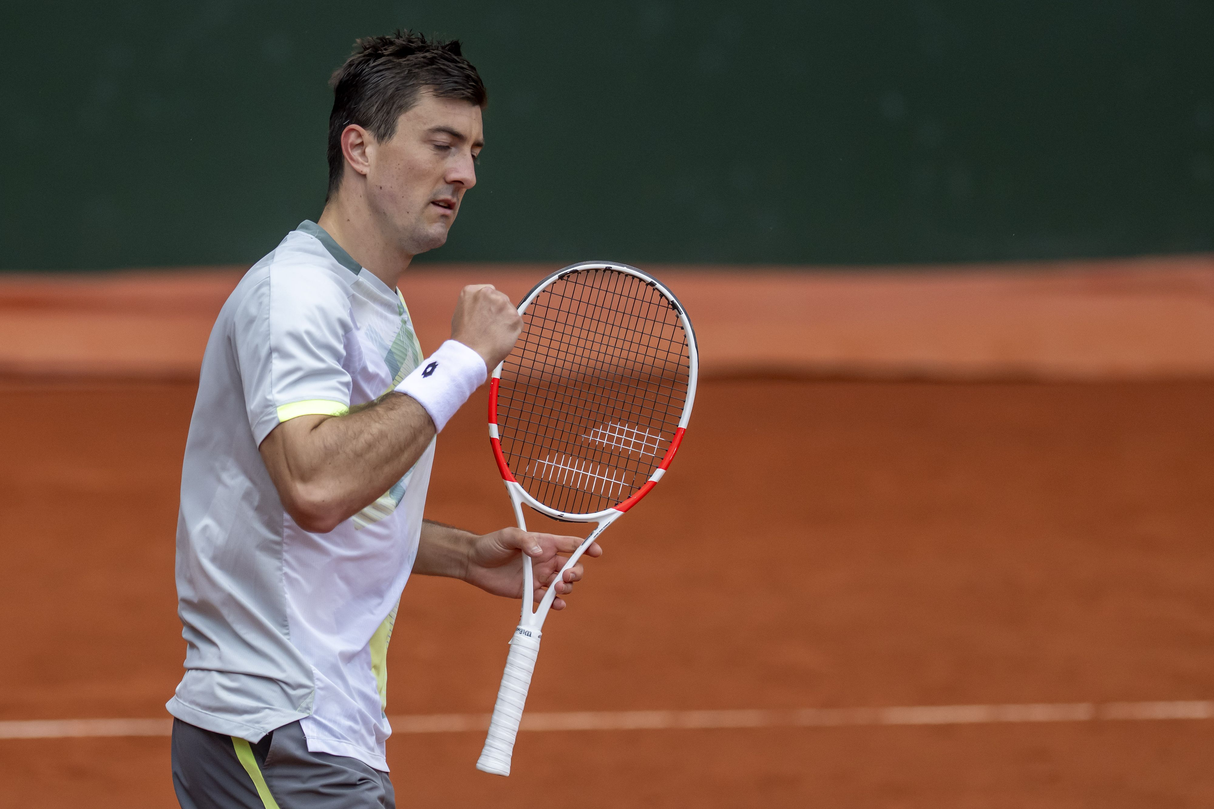 Sebastian Ofner zieht in Genf ins Halbfinale ein.