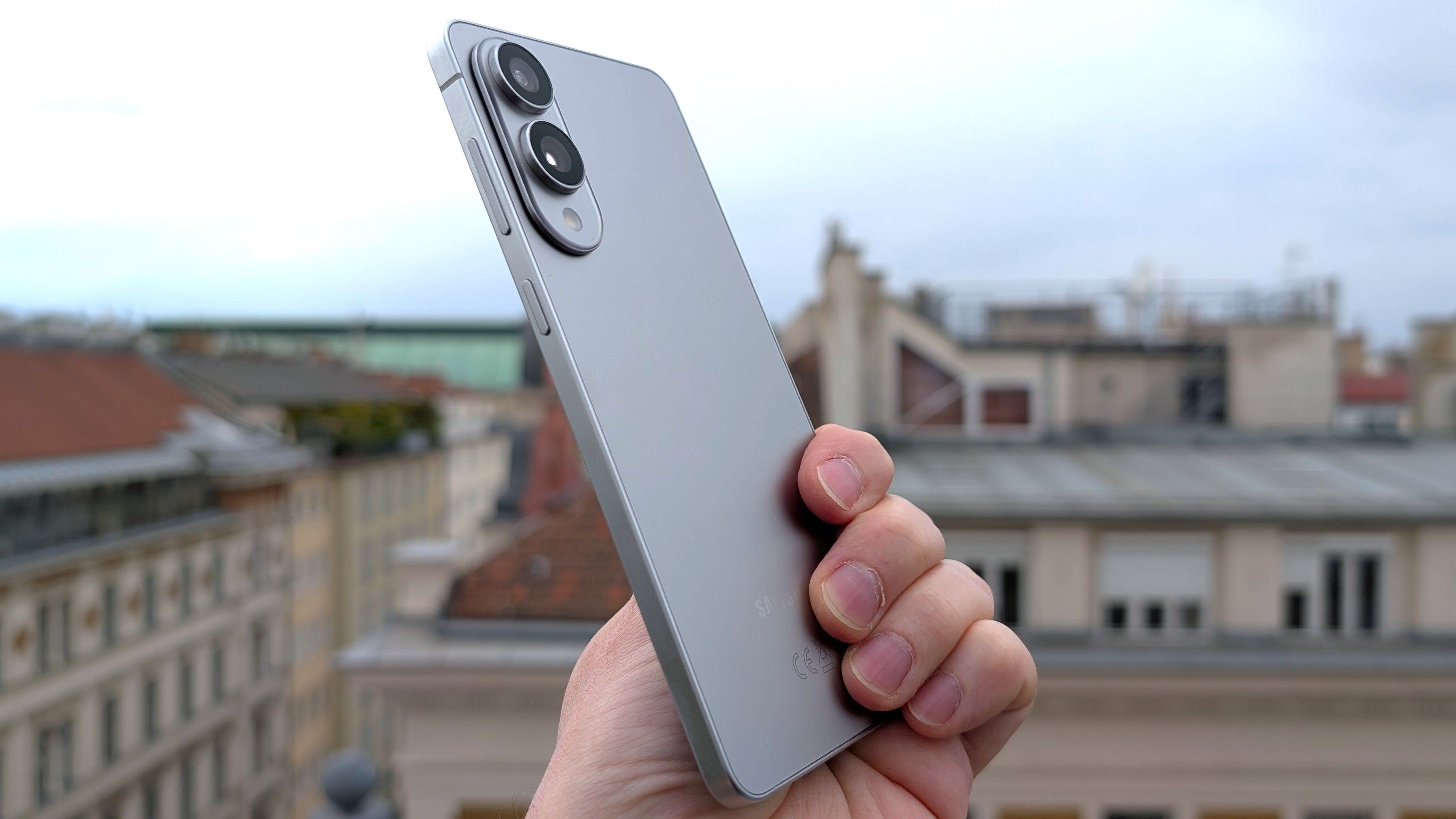 Nur 163 Gramm bringt das Samsung Galaxy S25 Edge auf die Waage. Mit nur 5,8 Millimetern Dicke ist das Edge dünner als so gut wie alles am Markt.