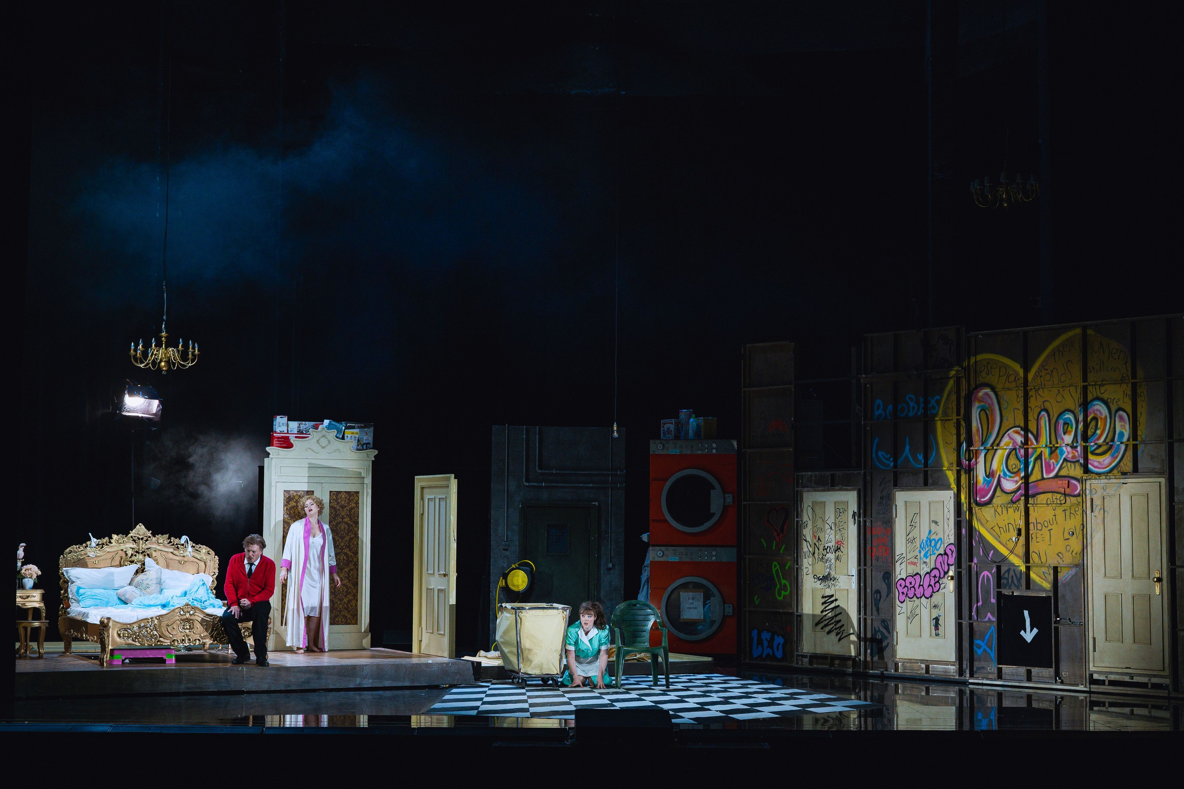 Daniel Schmutzhard (Il conte d´Almaviva), Matilda Sterby (La contessa d´Almaviva), Lauren Urquhart (Susanna) (v.l.)