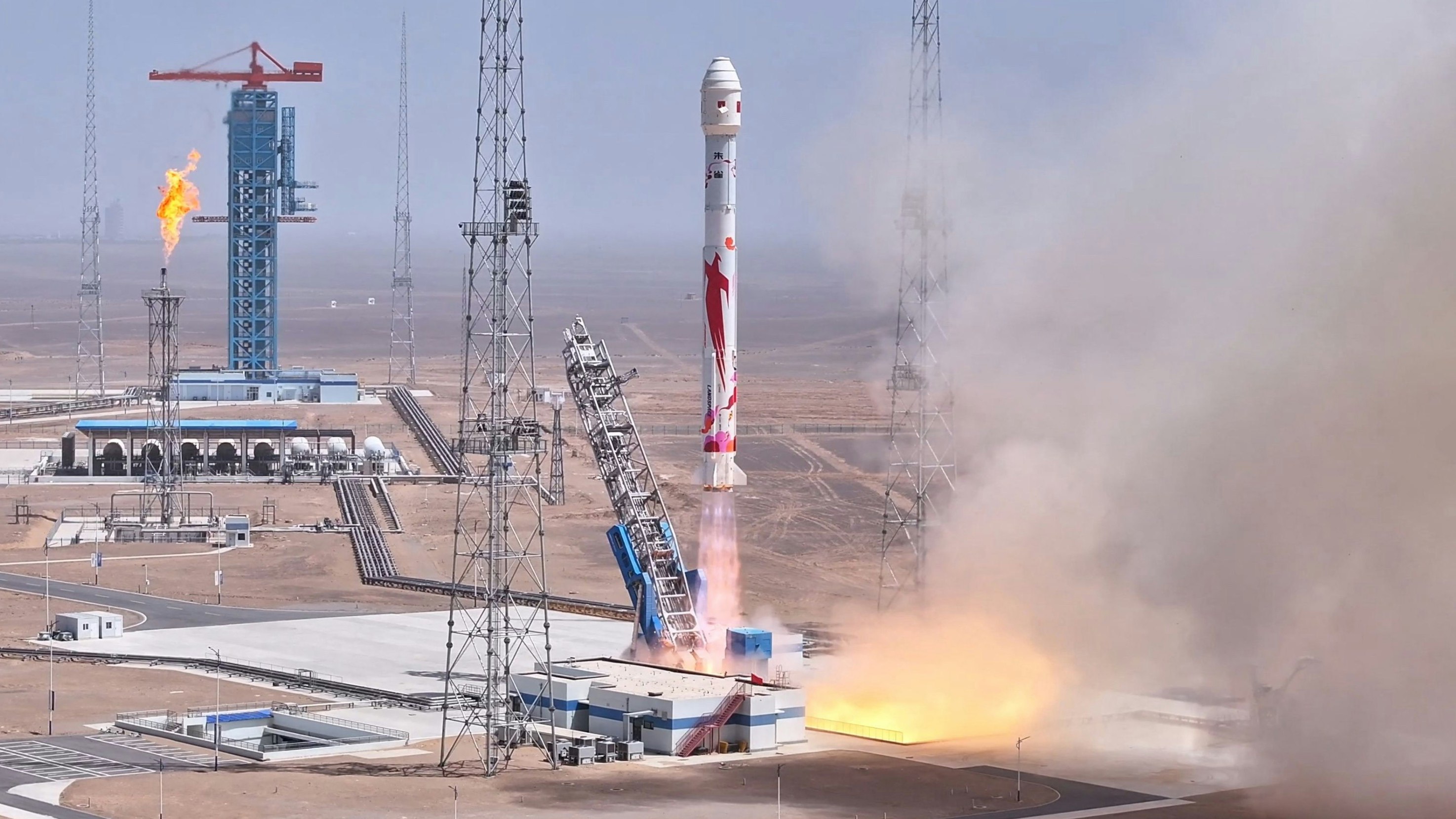 Die chinesische Trägerrakete Zhuque-2E Y2 bei ihrem Start. Dieser Screenshot stammt aus einem Video vom 17. Mai 2025.