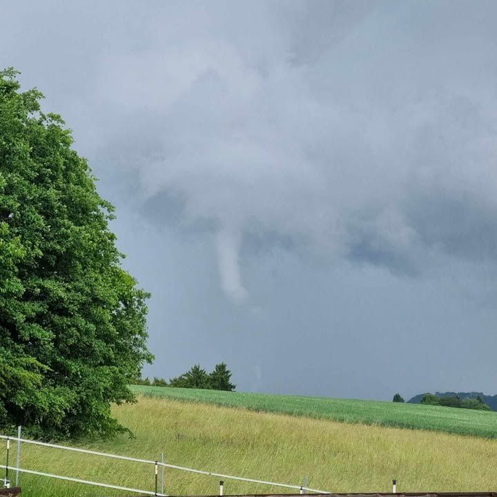 Bilder eines mutmaßlichen Tornados in der Steiermark sorgen im Netz für Aufsehen.