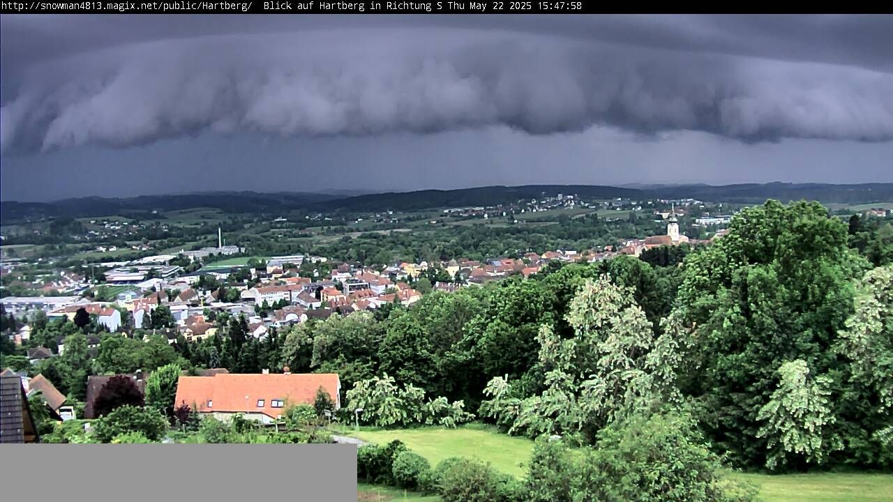 Ein Webcam-Bild aus Hartberg zeigt die heftige Gewitterfront