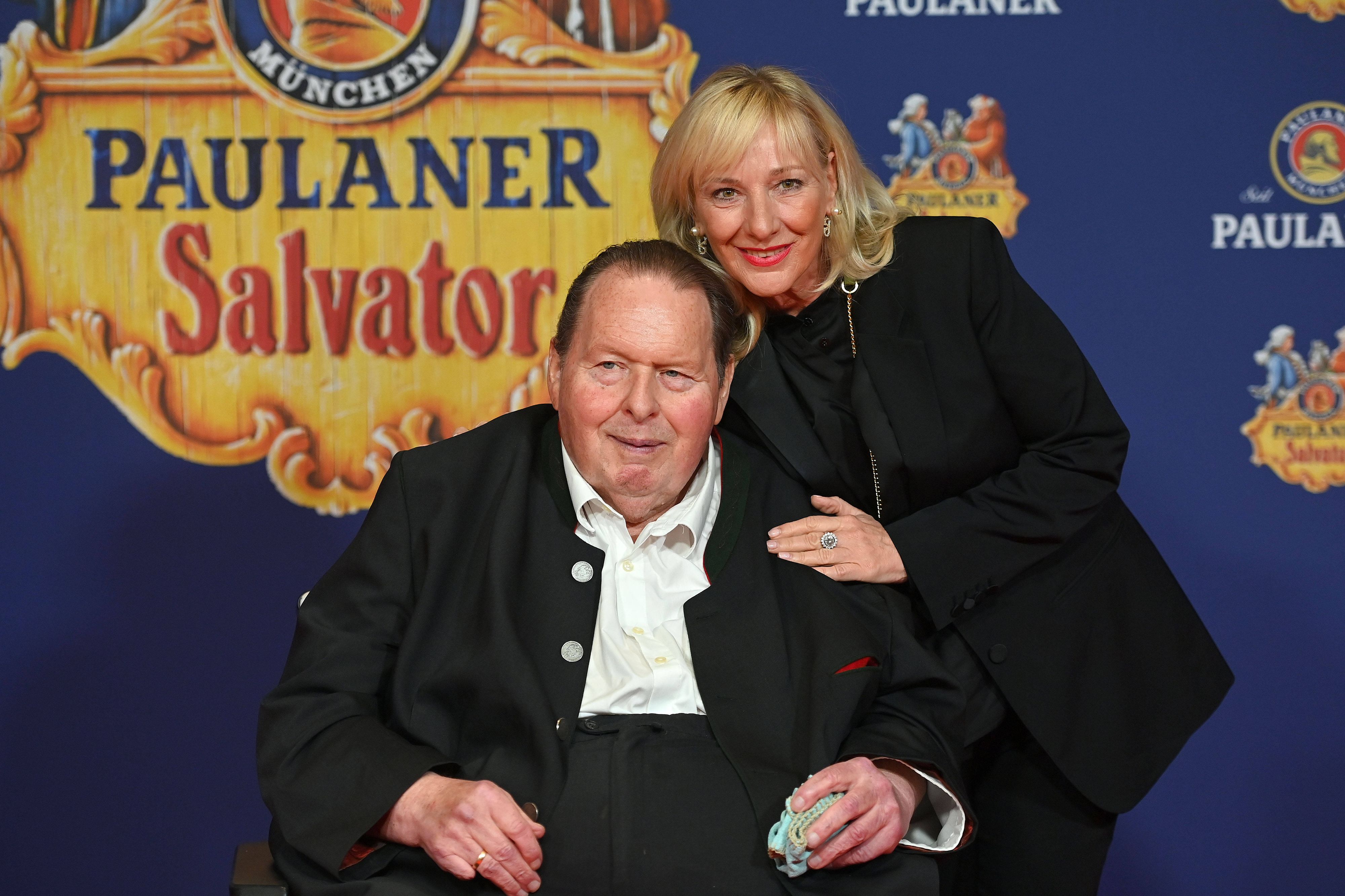 Ottfried Fischer und seine Ehefrau Simone Brandlmeier im März 2025 am roten Teppich.