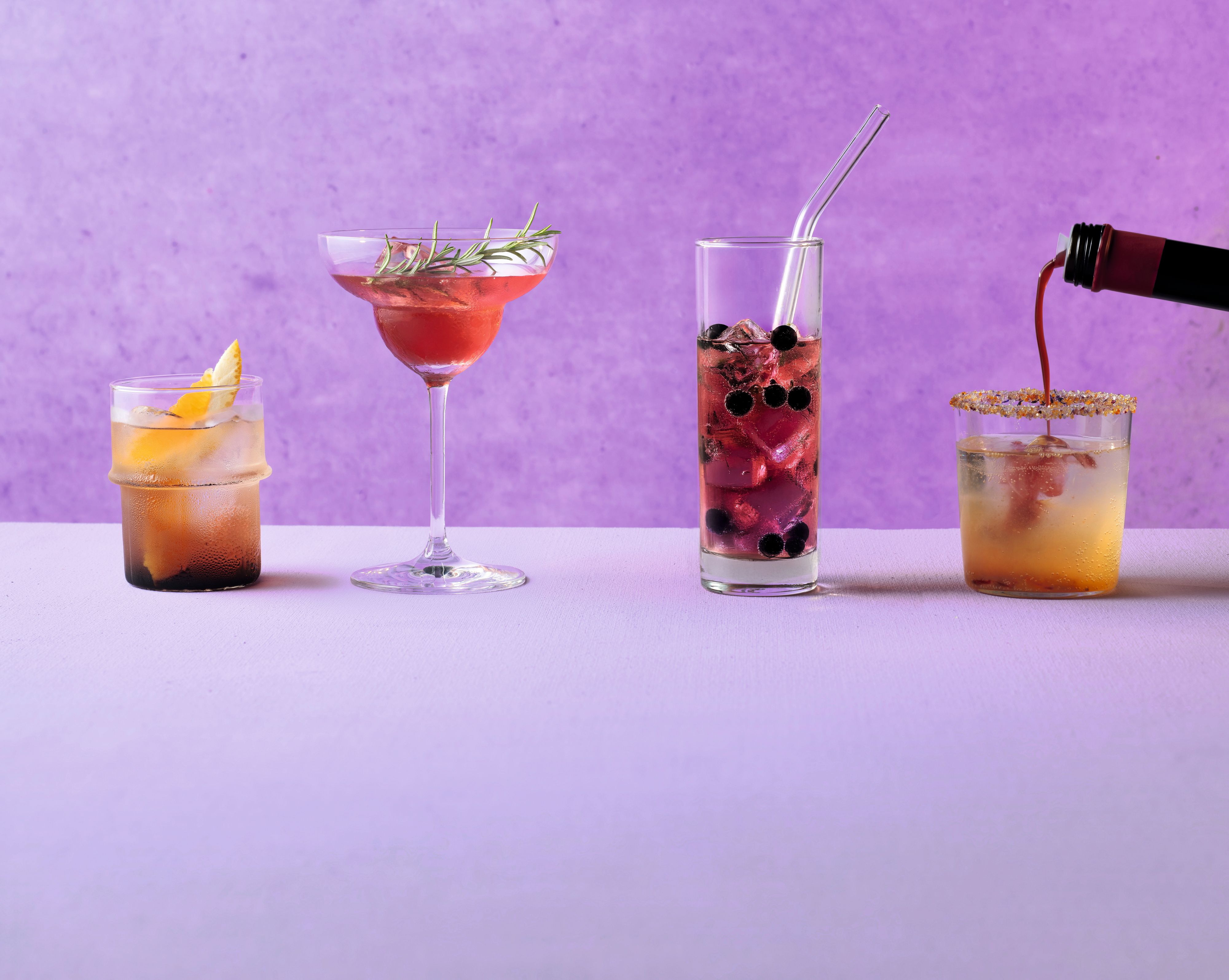 Sauerkirsch-Mocktail mit Rosmarin (2.v. links) und Mango-Karottenshot mit Holunderblüten, Ingwer und Kurkuma (rechts im Bild)