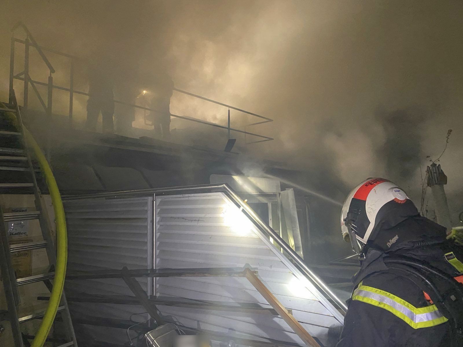 Die Feuerwehr war stundenlang im Einsatz.