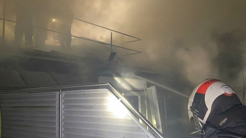 Die Feuerwehr war stundenlang im Einsatz.