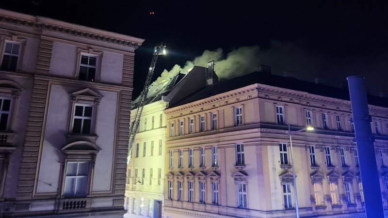 Die Feuerwehr bekämpfte den Brand bis in die frühen Morgenstunden.