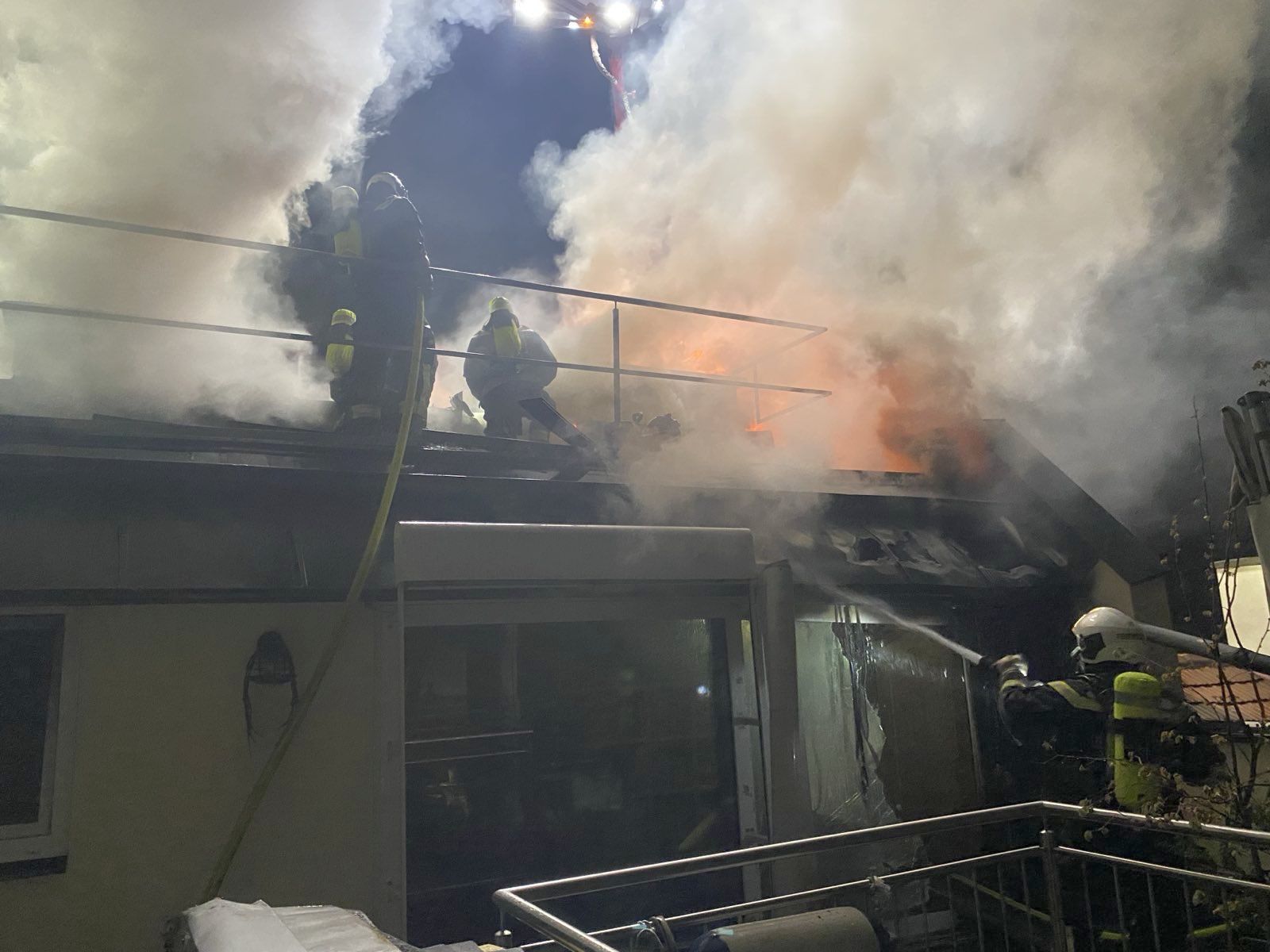 Die Wiener Berufsfeuerwehr war in der Nacht auf Donnerstag stundenlang im Einsatz.