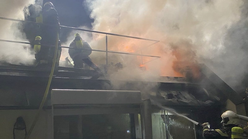 Die Feuerwehr war stundenlang im Einsatz.