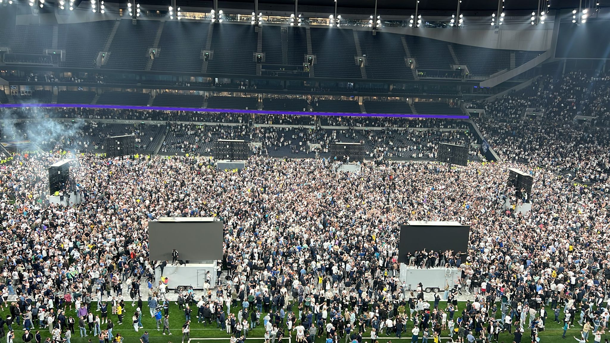 Tottenham-Fans stürmen beim Public Viewing das Feld in London.