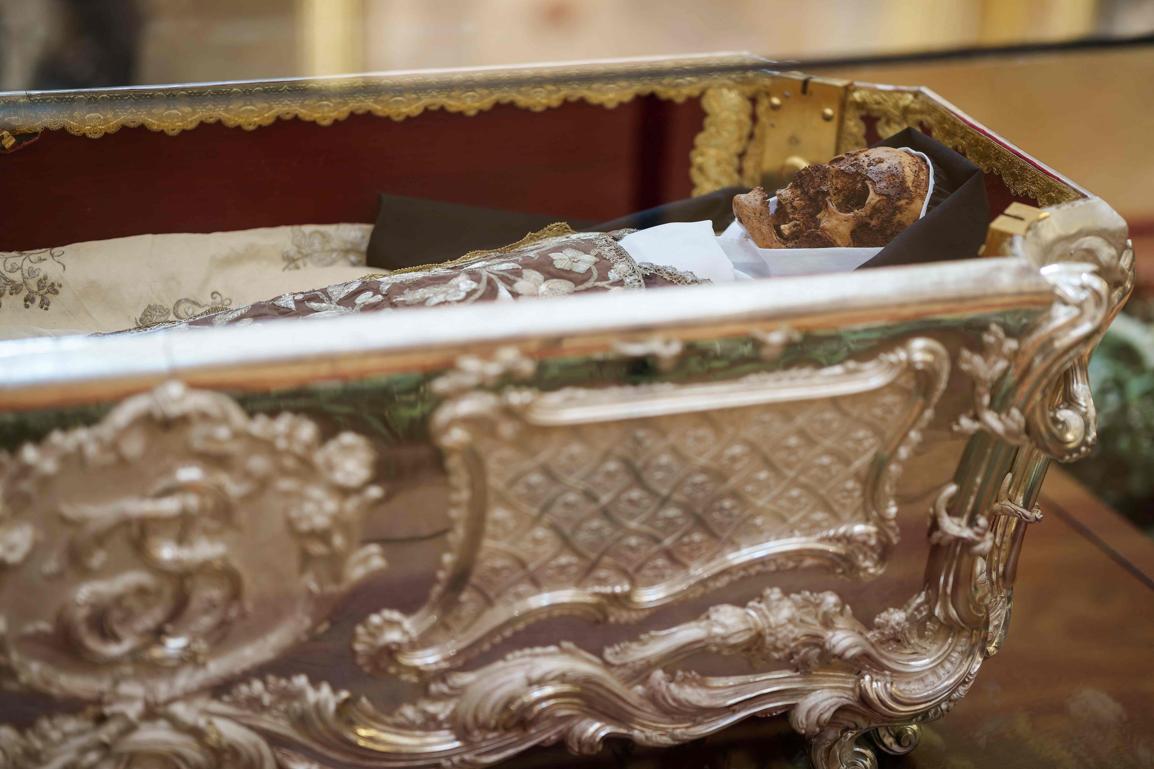 In Alba de Tormes wird der teilweise mumifizierte Leichnam der heiligen Teresa von Ávila erstmals seit 1914 öffentlich ausgestellt.