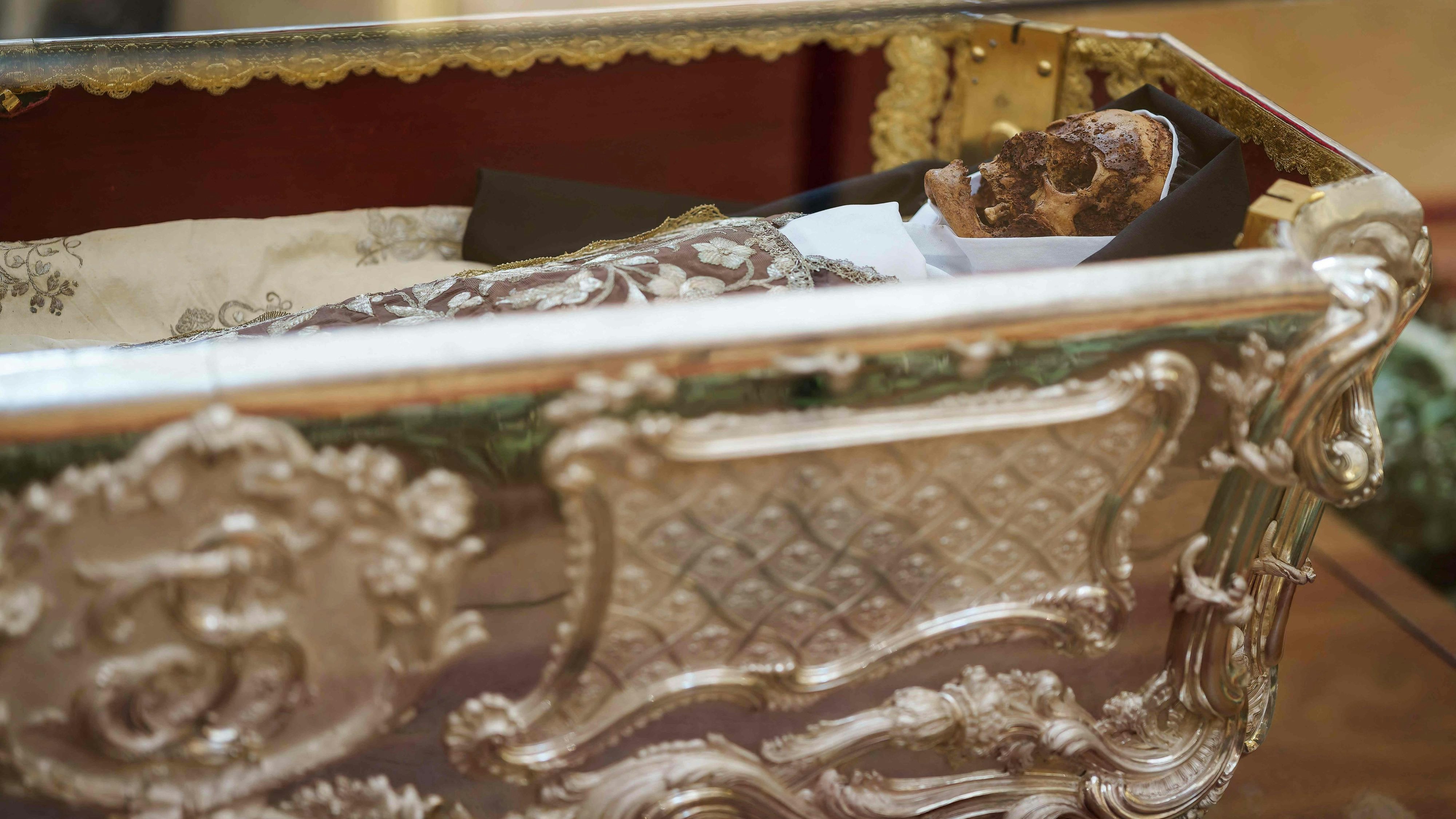 Download von www.picturedesk.com am 22.05.2025 (21:34).  A picture taken on May 12, 2025 shows the body of Saint Teresa of Jesus displayed at the Basilica of the Annunciation of Our Lady of Mount Carmel in Alba de Tormes, Salamanca province. The body of Saint Teresa of Jesus is on public display for the first time since 1914. (Photo by CESAR MANSO / AFP) - 20250512_PD4248 - Rechteinfo: Rights Managed (RM) Fotografische Urheberrechte sind garantiert. Der Kunde selbst hat insbesondere die Persönlichkeitsrechte der abgebildeten Personen in eigener Verantwortung zu beachten (AGBs Punkt 5). Nur für redaktionelle Nutzung! Werbliche Nutzung erfordert Freigabe: bitte schicken Sie uns eine Anfrage.