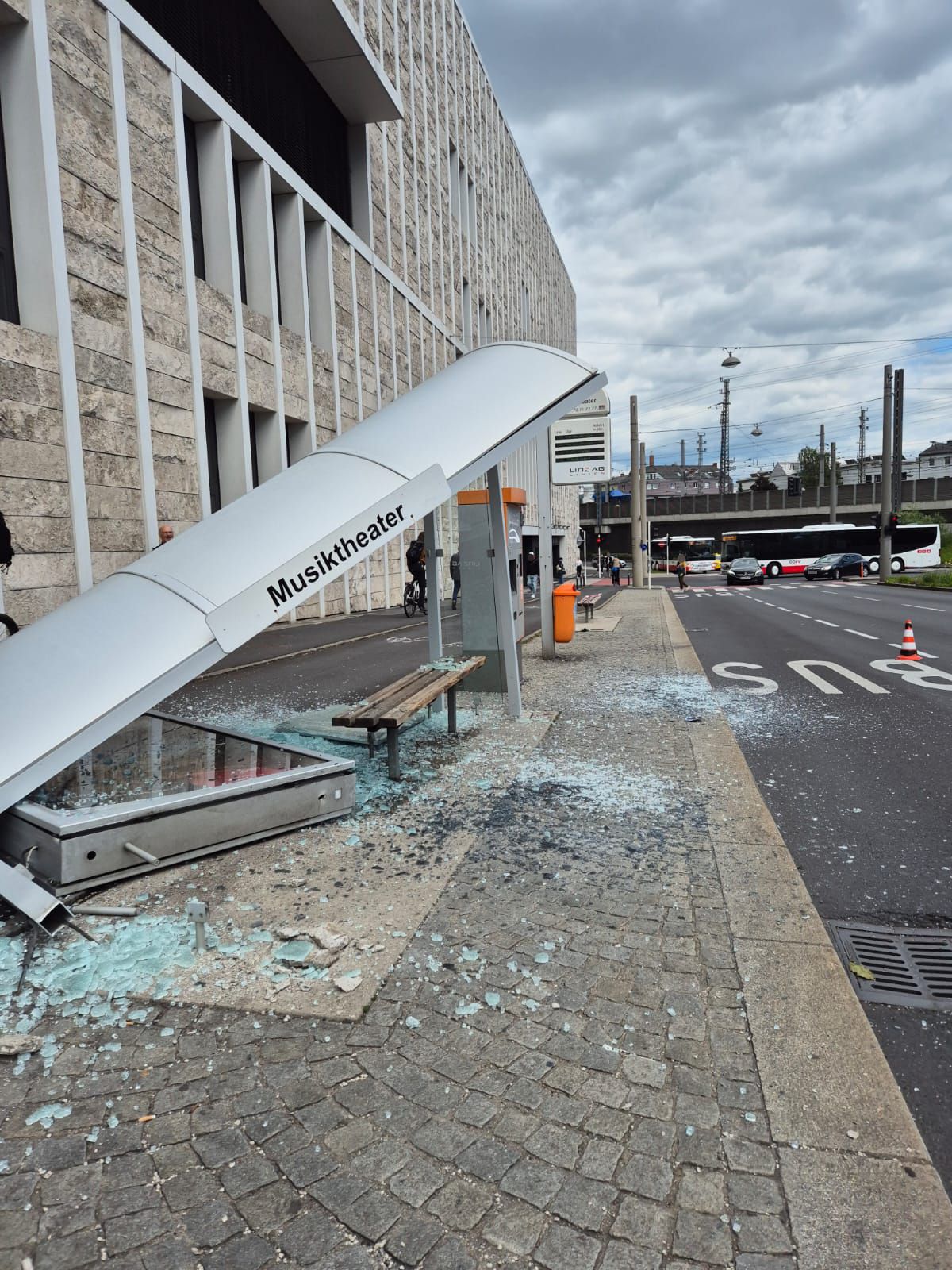 Die Haltestelle beim Musiktheater wurde innerhalb weniger Wochen mehrmals zerstört.