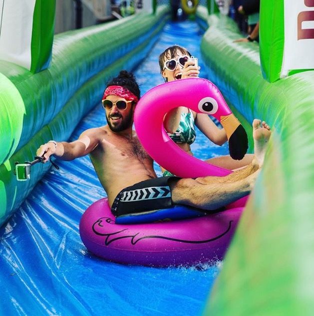 Farbenfroh ins Vergnügen – mit Flamingos, Ringen und Rutschen.