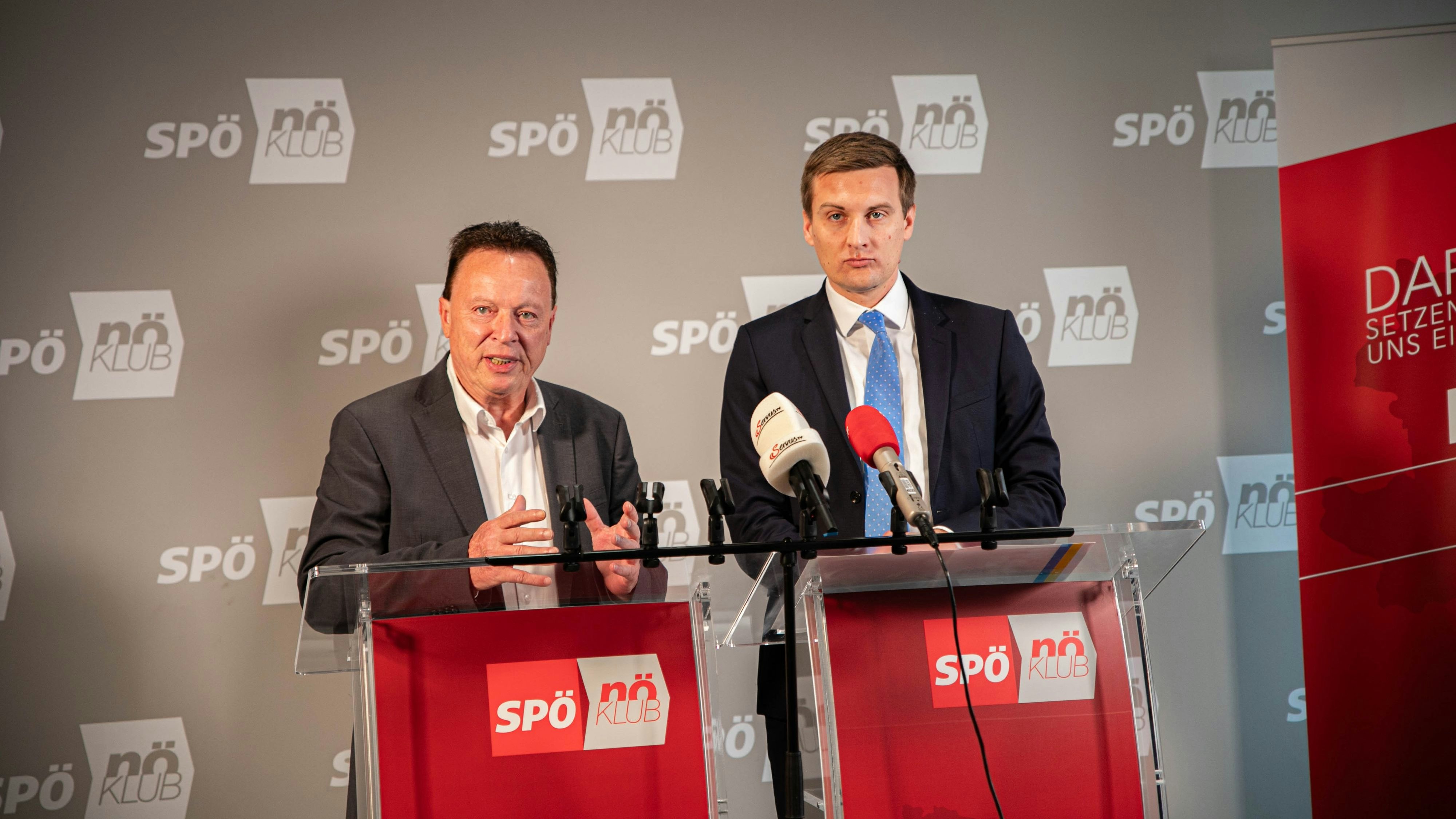 SPÖ-Landesparteivorsitzender Sven Hergovich (r.) und Niederösterreichs SPÖ-Klubobmann Hannes Weninger bei der Pressekonferenz am Donnerstag