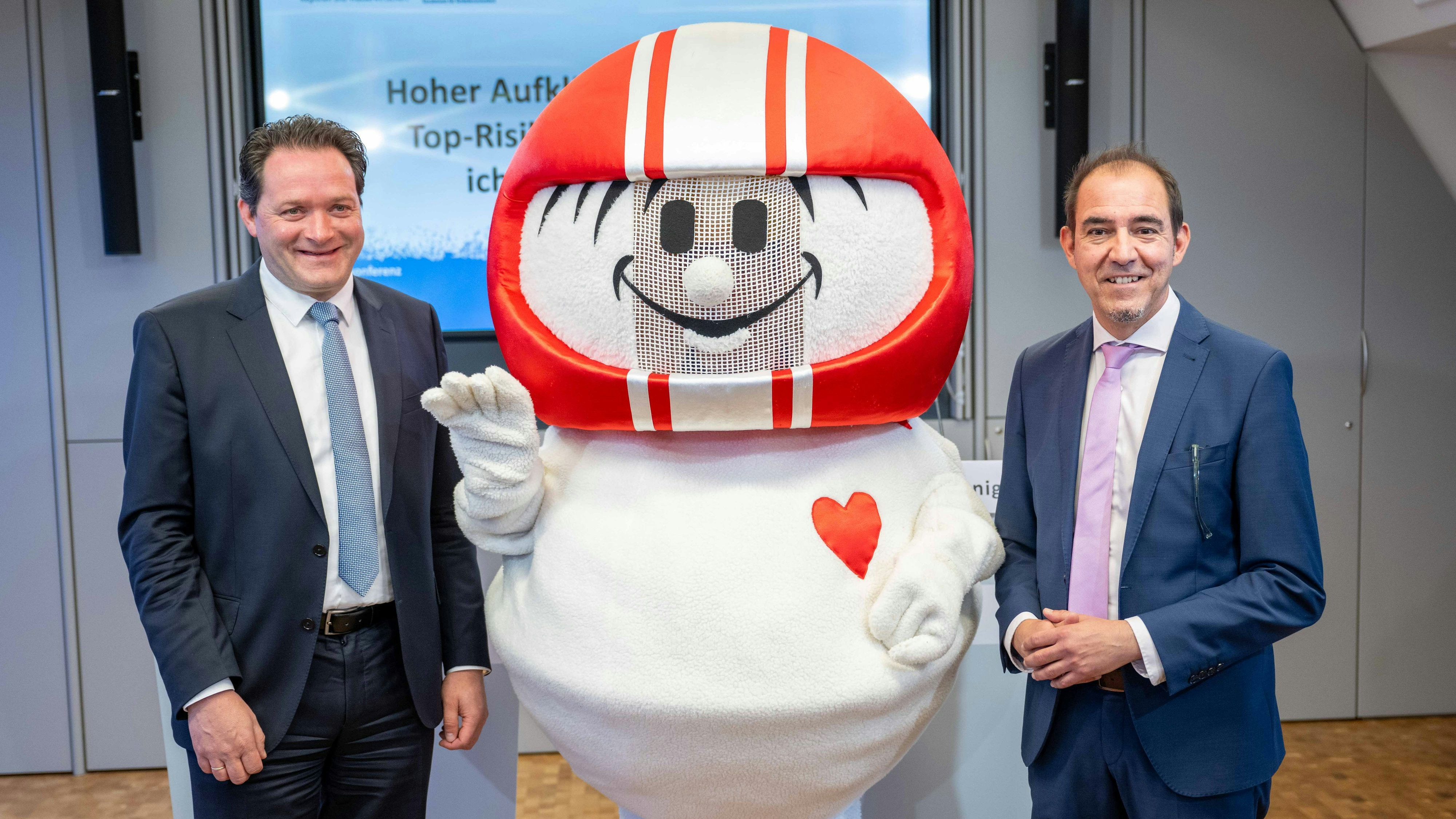 Helmi (mitte) mit Bundesminister Norbert Totschnig und Christian Schimanofsky, Direktor des Kuratorium für Verkehrssicherheit (KFV).