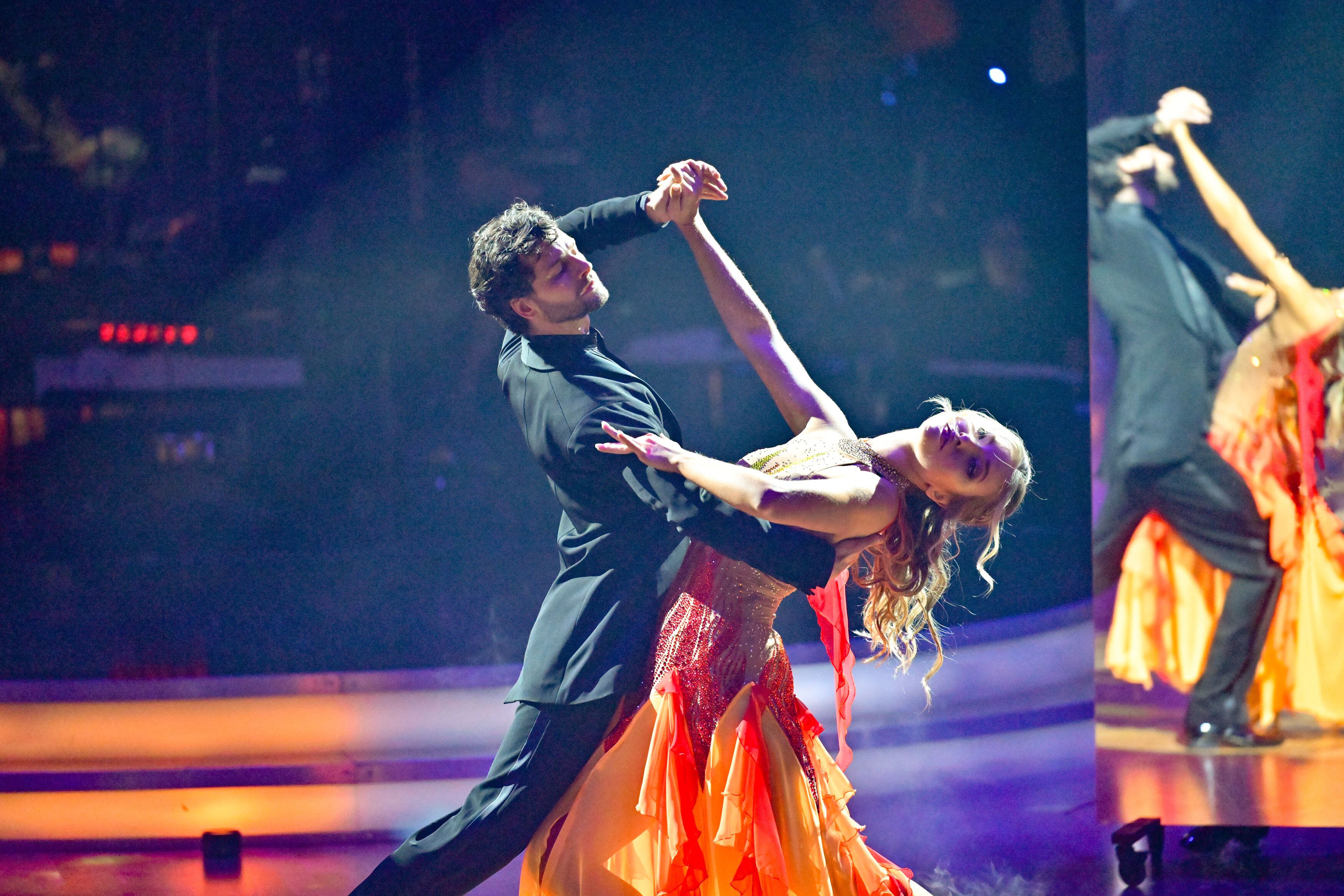 Gänsehaut-Moment im Finale: Aaron Karl und Katya Mizera tanzen sich mit Licht, Schatten und Gefühl an die Spitze.
