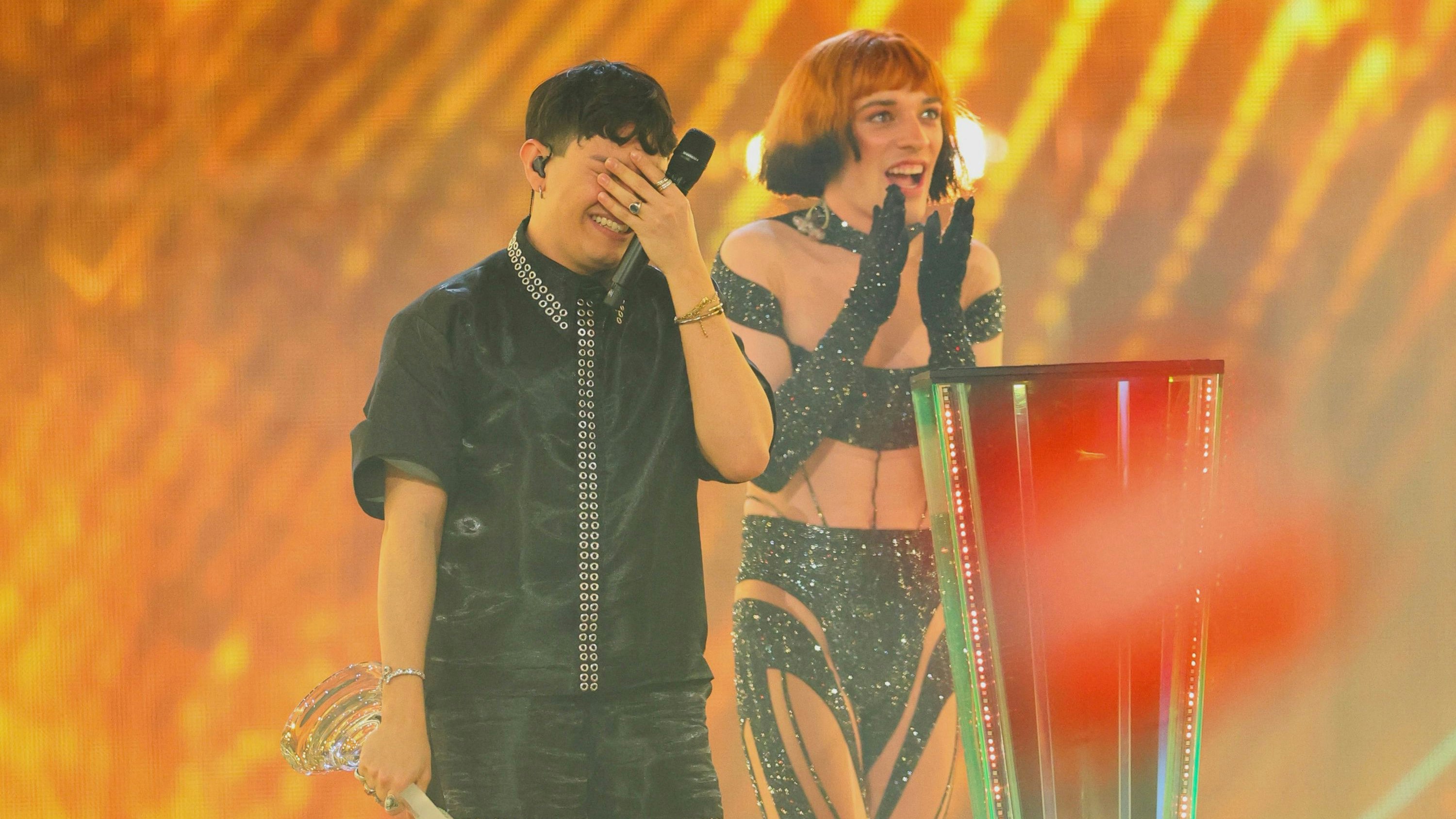 Heute.at - ESC-Gewinner scannt Tickets vor Konzerthalle selbst