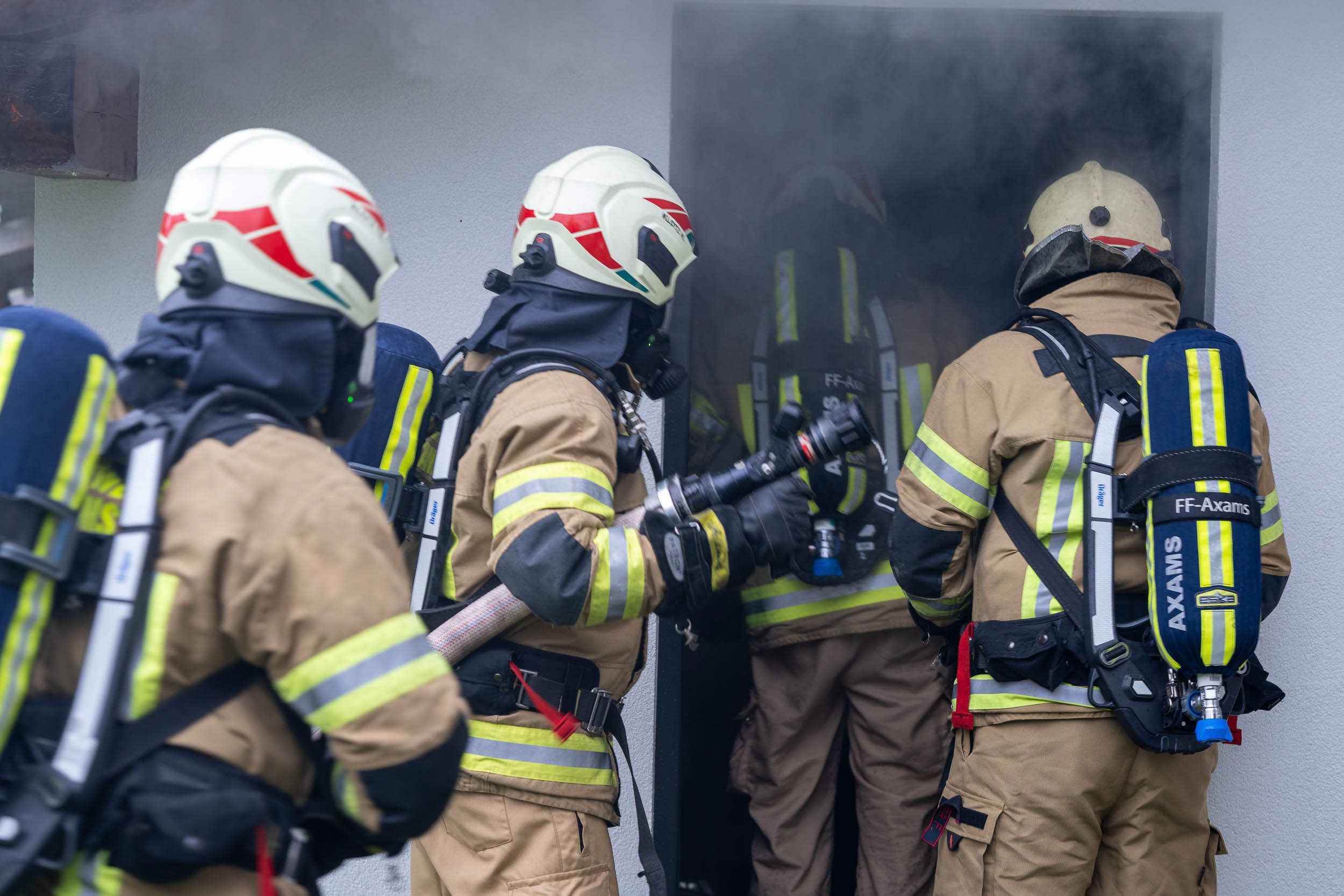 Die Feuerwehr rückte zu einer Explosion in einer Garage aus.