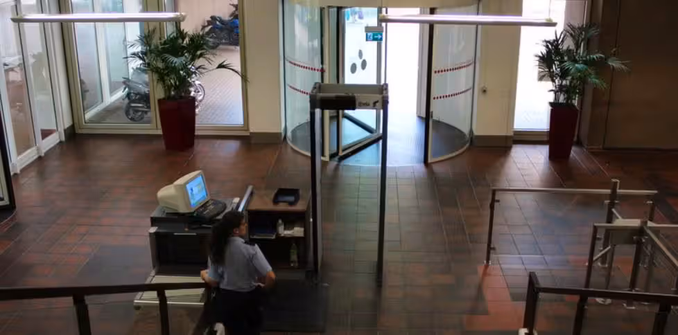 Eine 44-jährige Frau steht mit ihrem Ex-Partner vor Gericht. Die Anklage wirft ihr Drogenmissbrauch, Förderung sexueller Handlungen Minderjähriger und erschütterndes Versagen als Mutter vor. (Im Bild: Eingang des Landgerichts Köln)