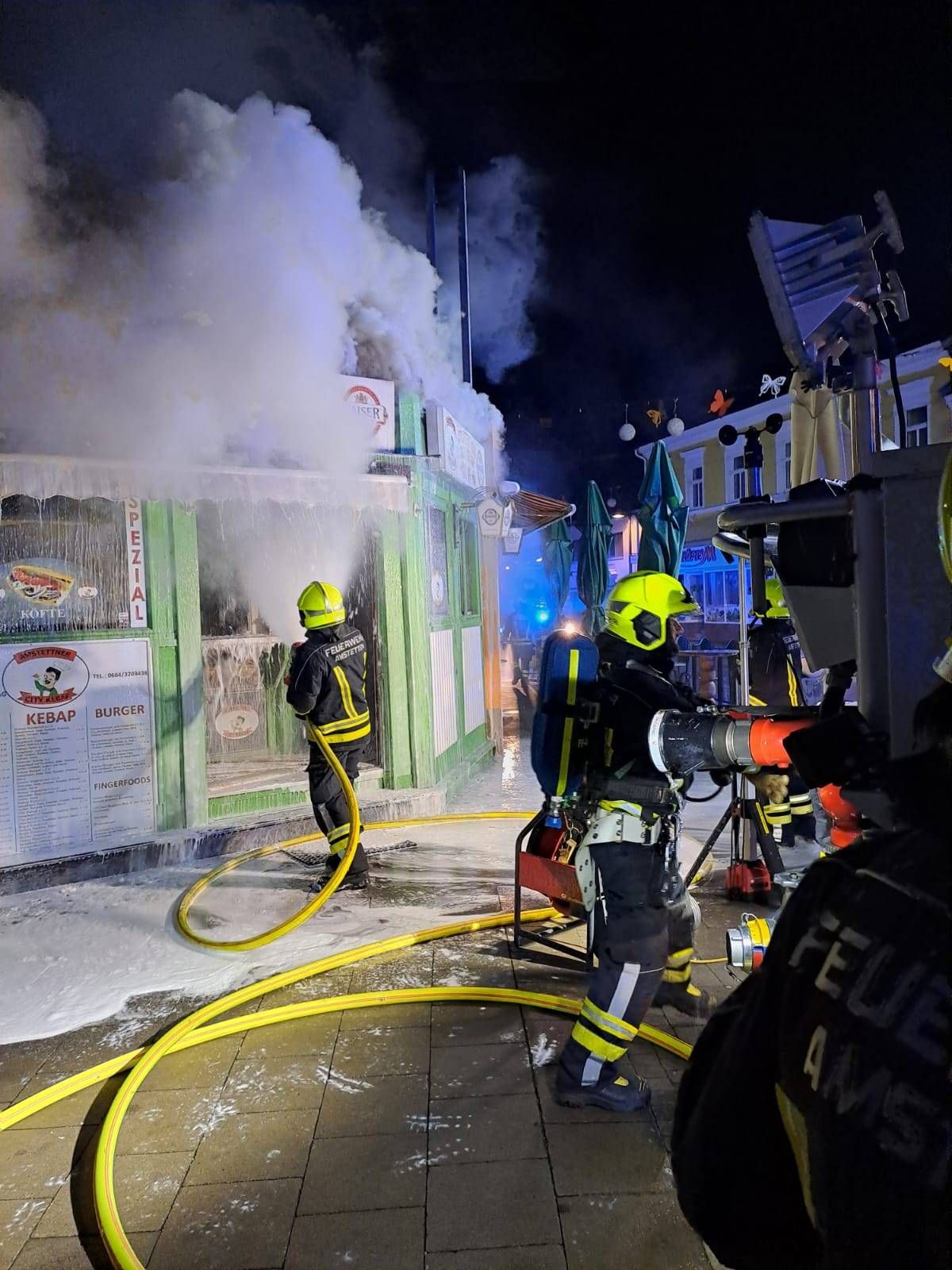 In der Nacht auf Freitag brannte ein Lokal in Amstetten komplett aus.