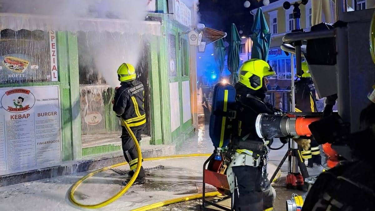Heute.at - Kebab-Lokal in NÖ brennt mitten in Nacht komplett aus