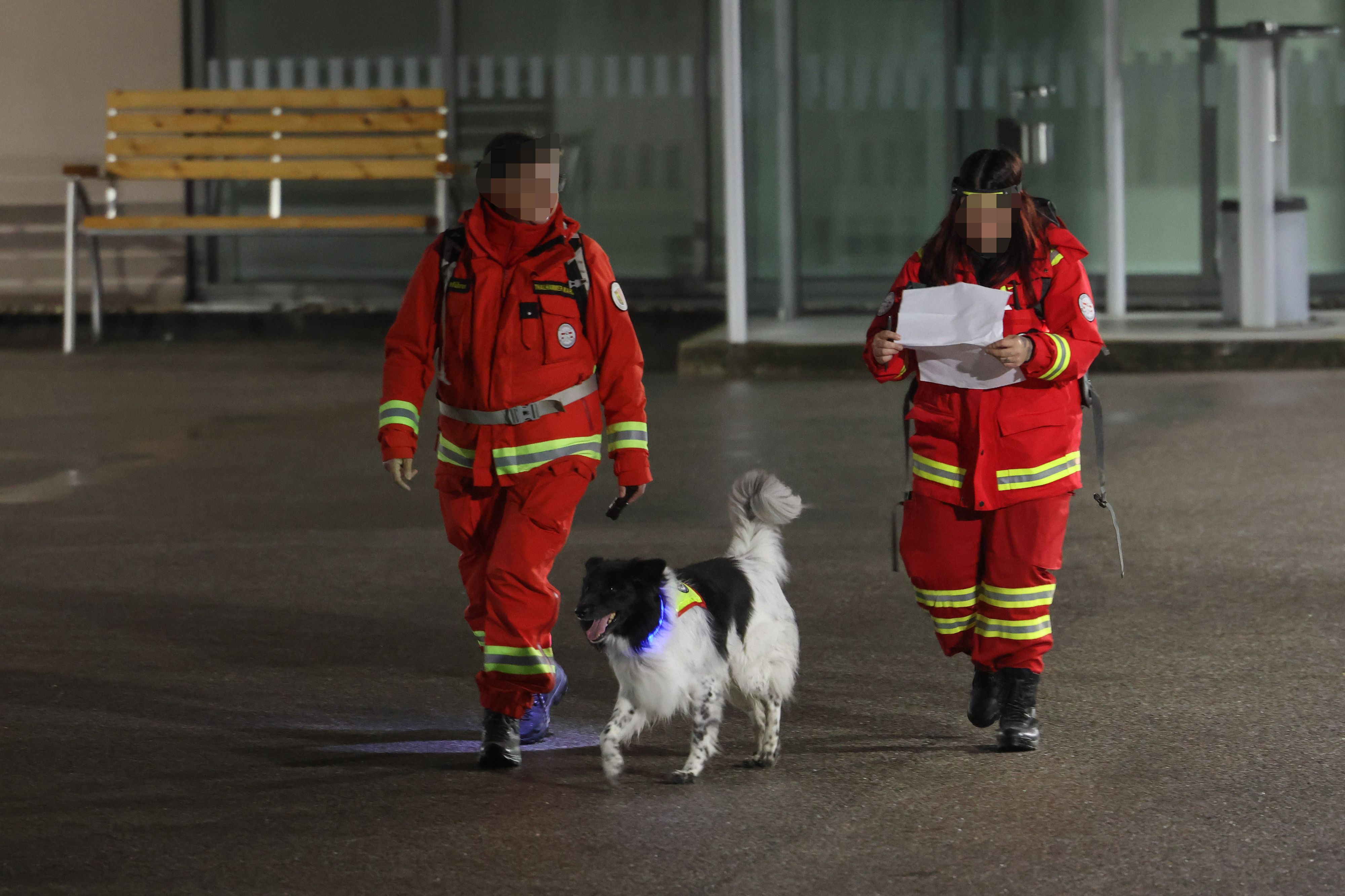 Mitglieder der Rettung beim Einsatz mit einem Suchhund