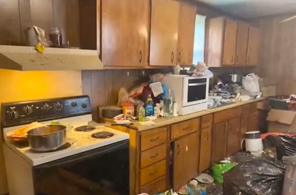 Die Polizei fand extreme hygienische Missstände vor – das Haus war mit Kot und Müll übersät.