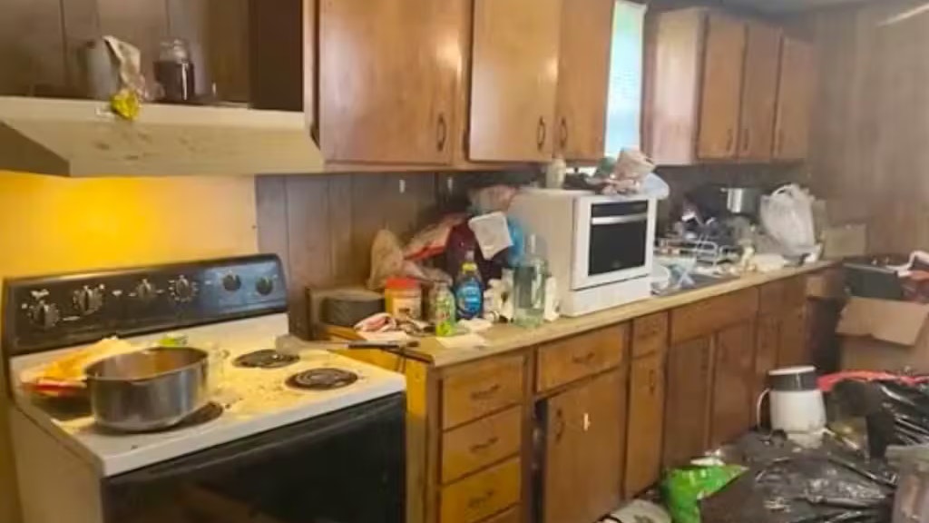 Die Polizei fand extreme hygienische Missstände vor – das Haus war mit Kot und Müll übersät.