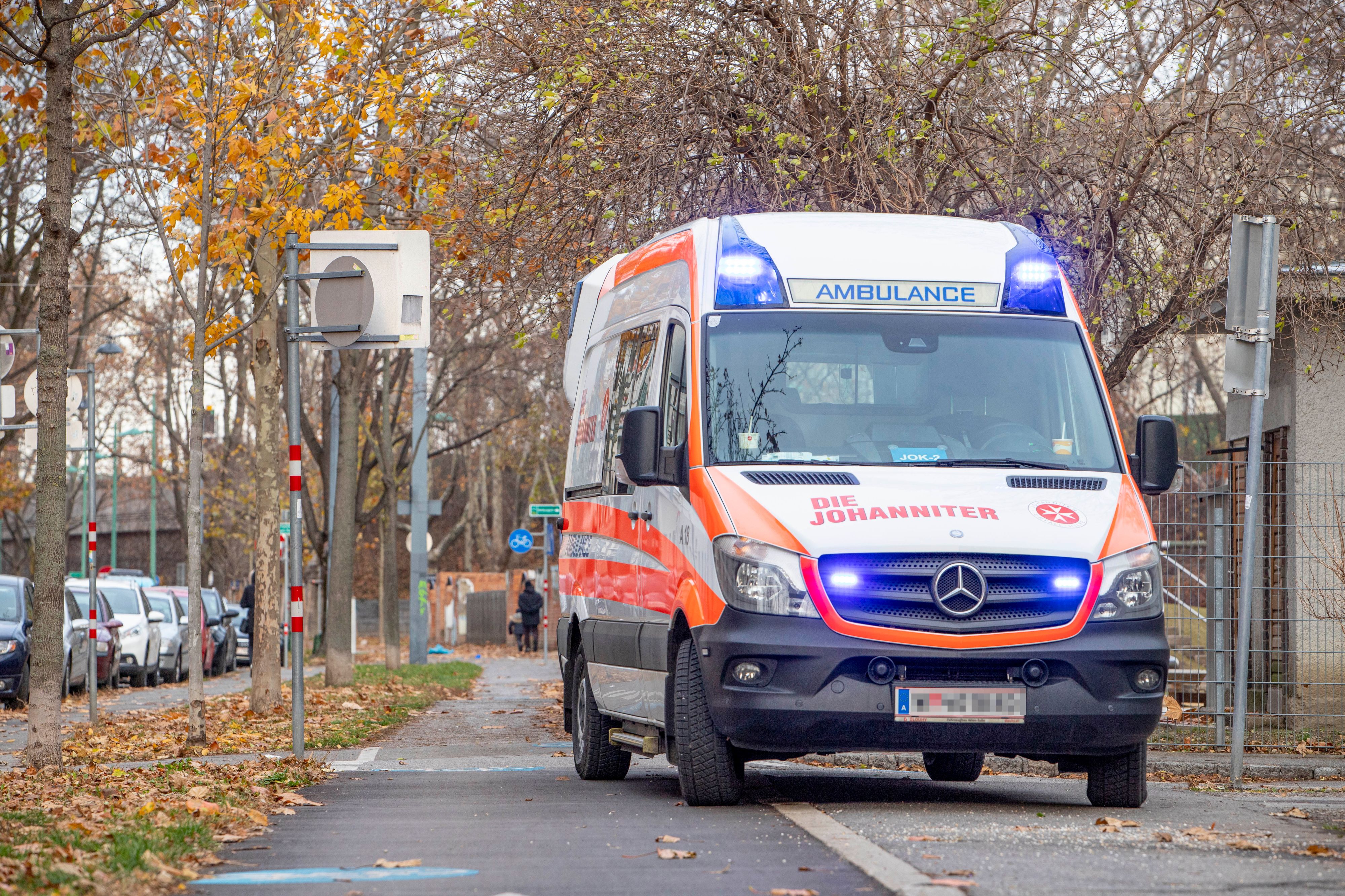 Die E-Bike-Lenkerin wurde verletzt ins Spital gebracht. (Symbolbild)