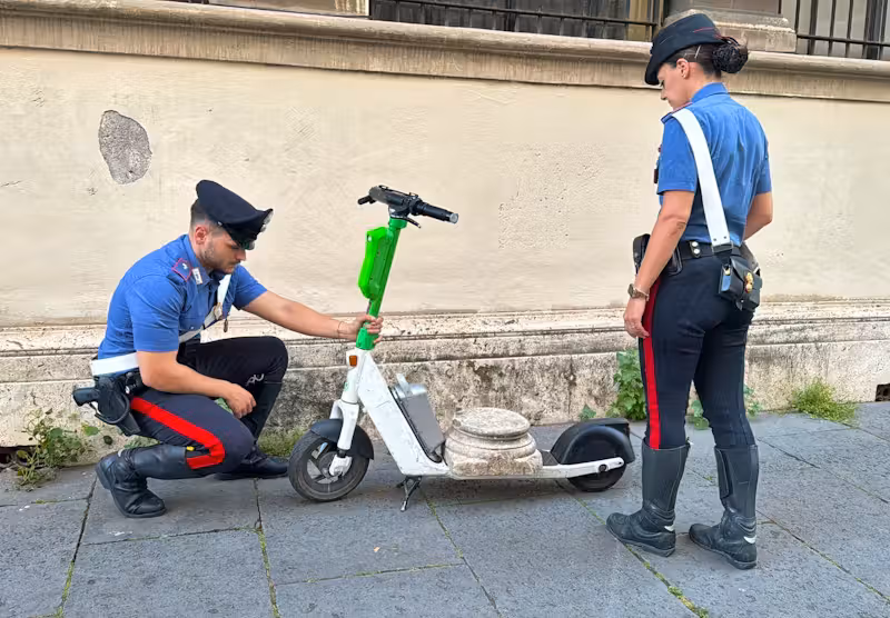 HANDOUT - 21.05.2025, Italien, Die Carabinieri hatten einen deutschen Touristen angehalten, als er mit dem antiken Stück zwischen den Füssen auf einem E-Scooter unterwegs war.