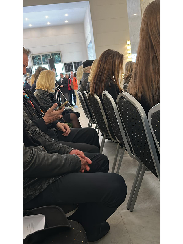 Fremde stören die private Zeremonie von Peter Rapp, obwohl zwei Stunden vorher jeder die Möglichkeit hatte, im offenen Saal Abschied zu nehmen.