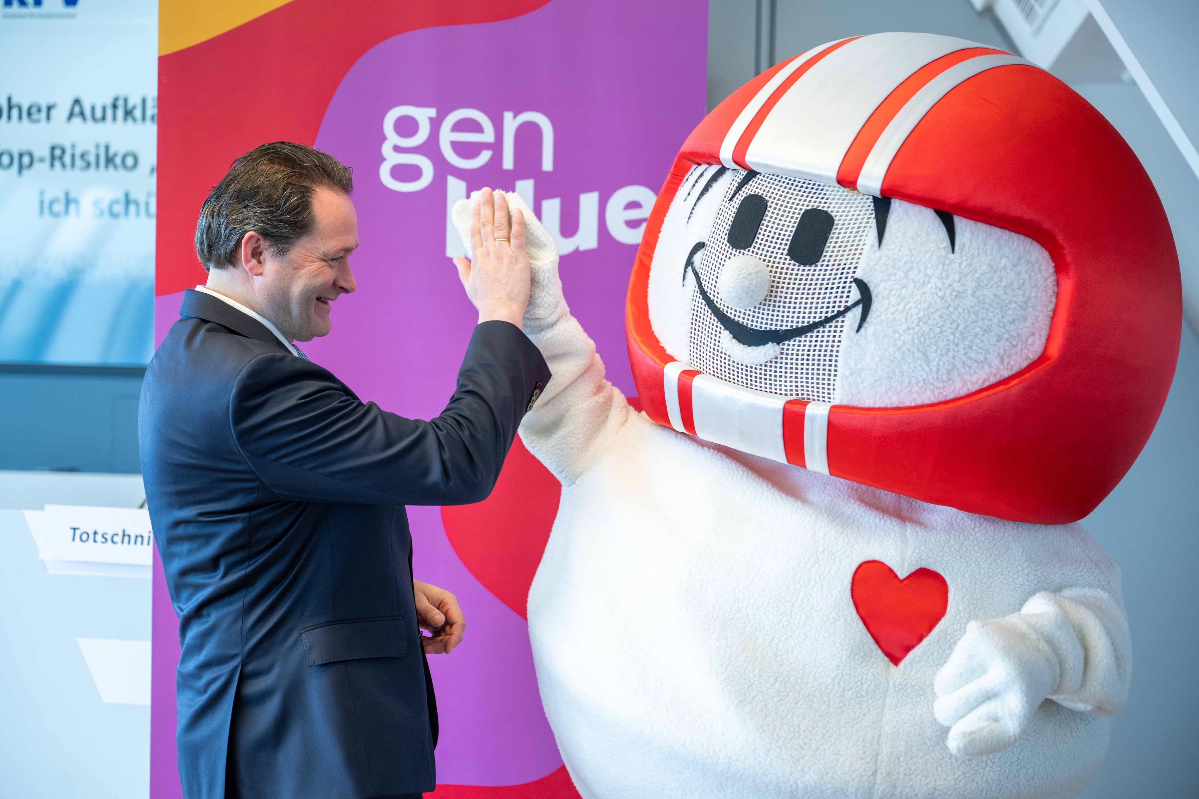 Minister Totschnig holt sich Helmi an Board.