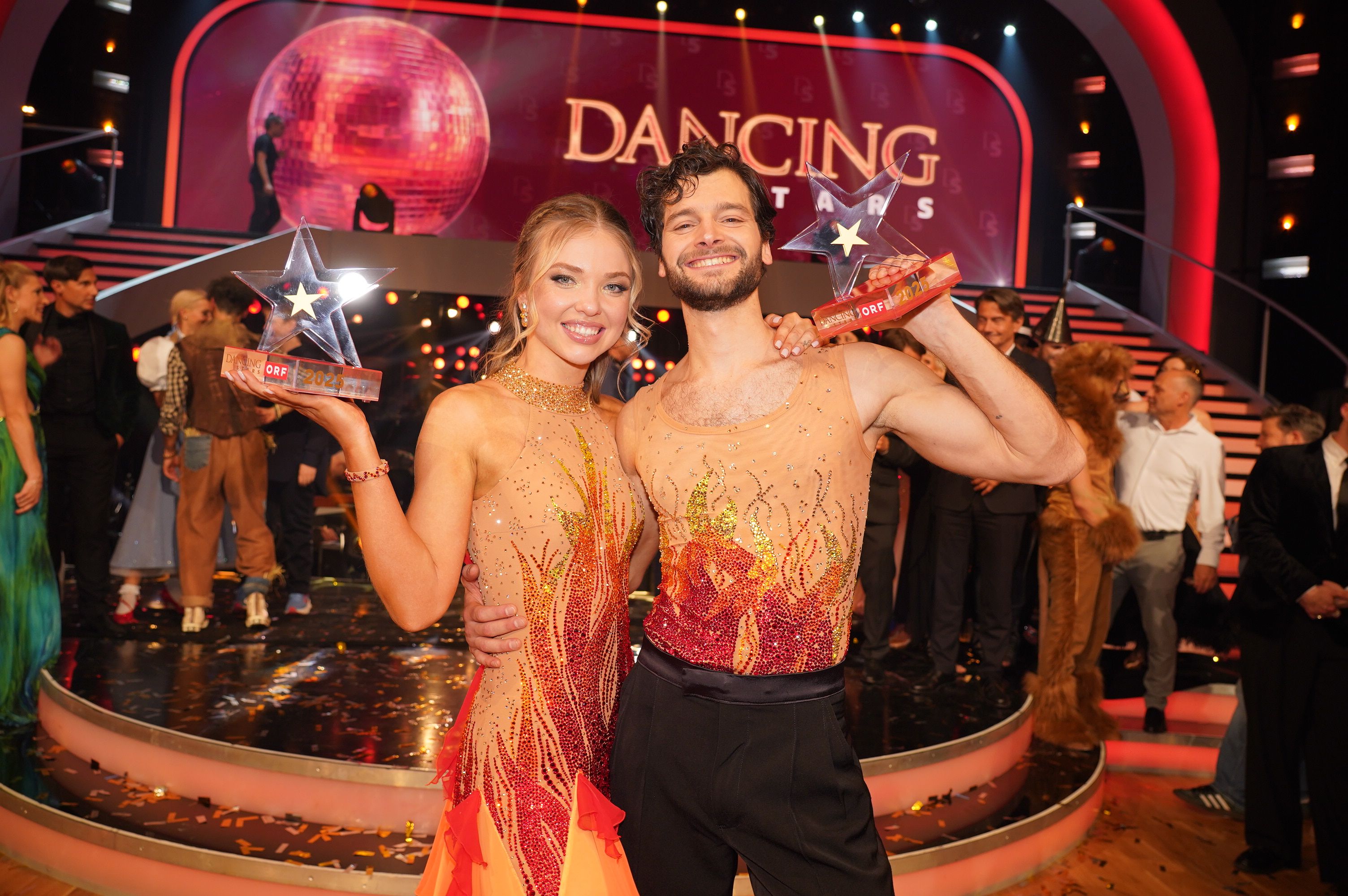 Aaron Karl und Katya Mizera mit ihrem Pokal.