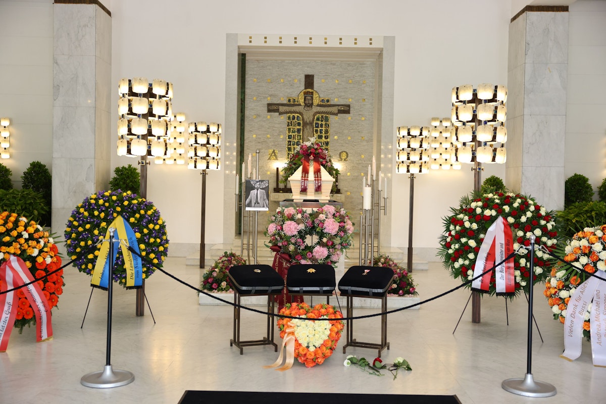 Für die Trauerzeremonie von Peter Rapp wurde der Saal mit Blumen und Kränzen von zahlreichen Freunden und Angehörigen geschmückt.